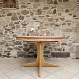 Baumann style round table