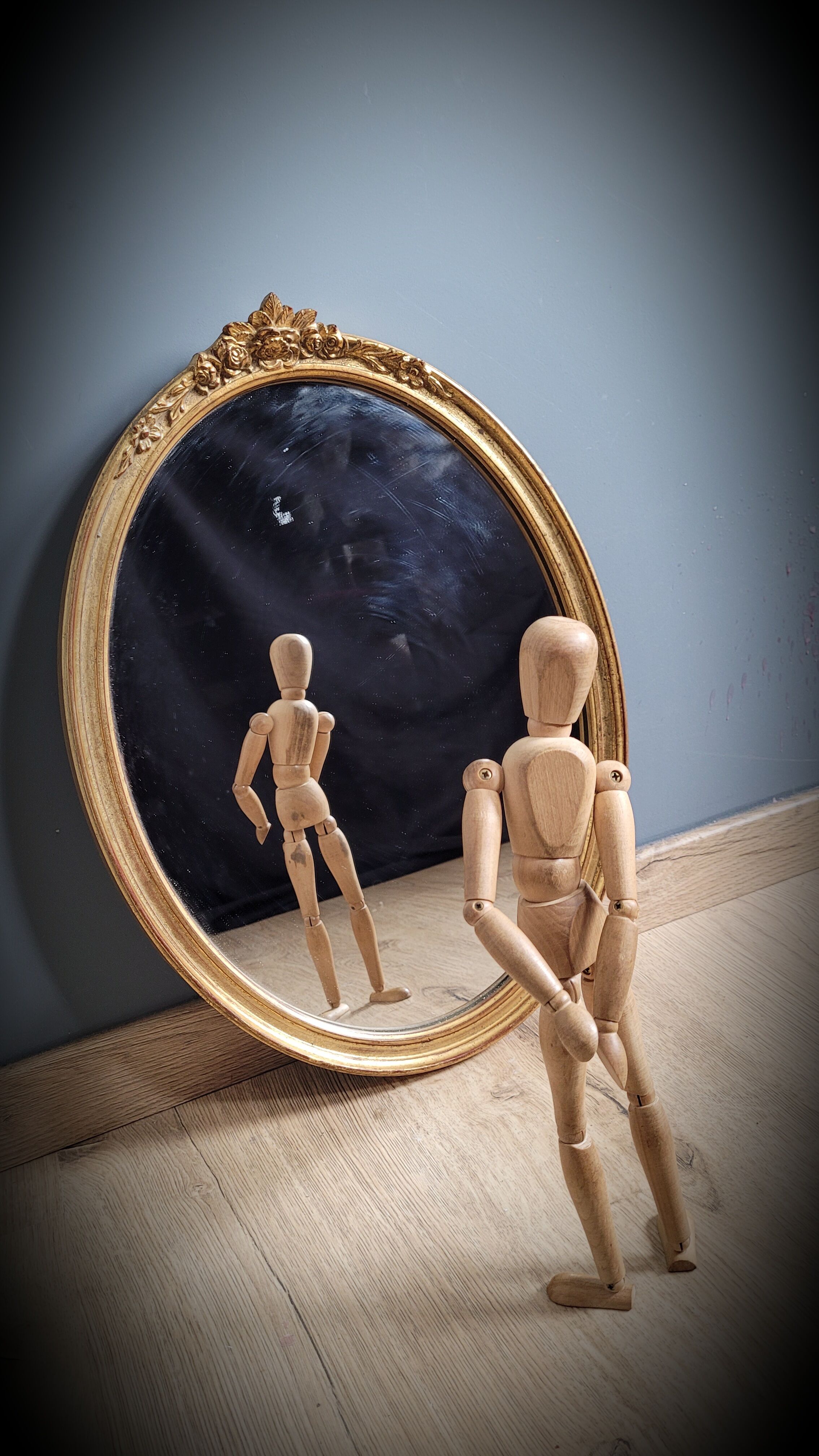 Golden oval mirror 34x46cm