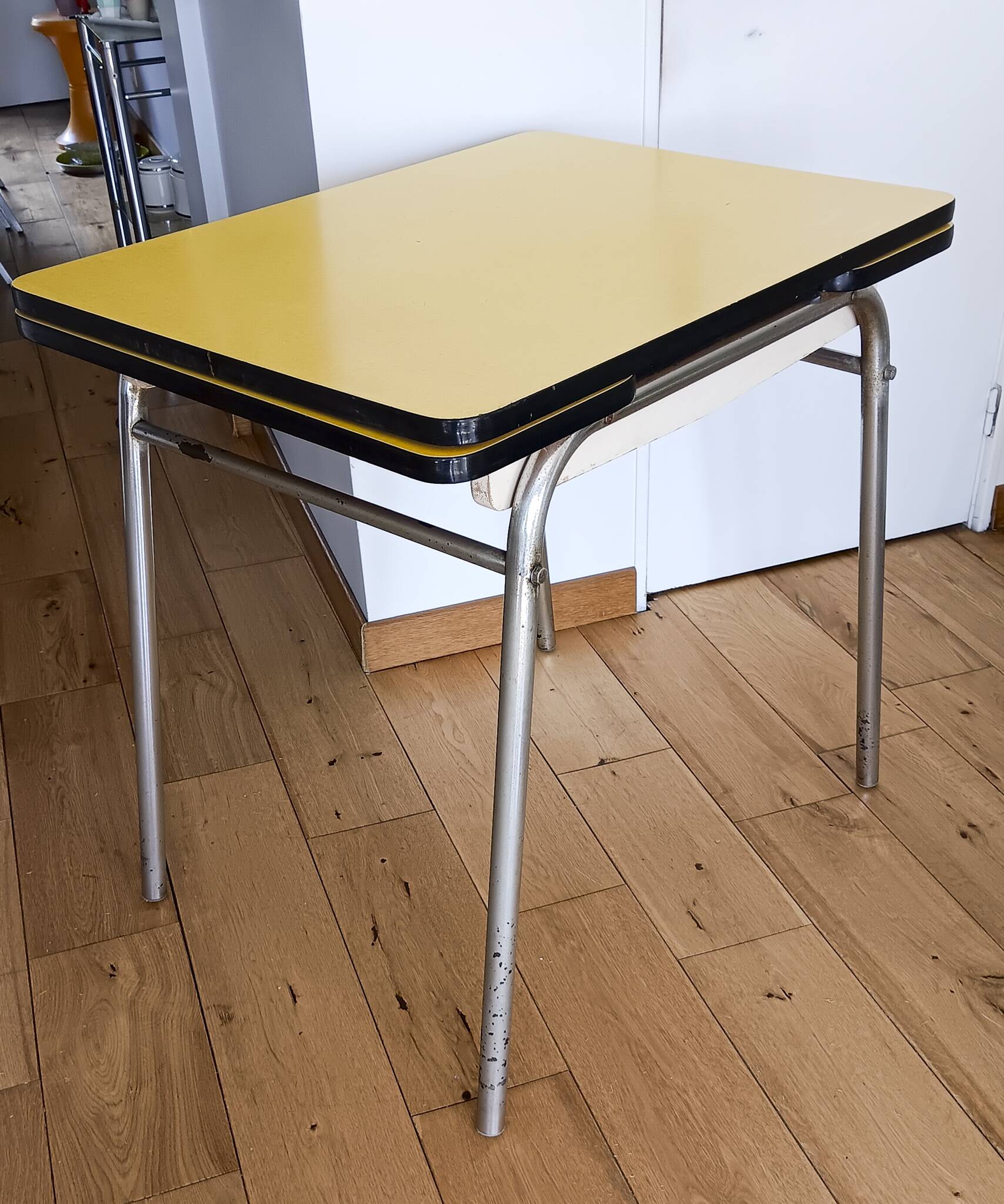 Petit table de cuisine en formica jaune vintage 1960