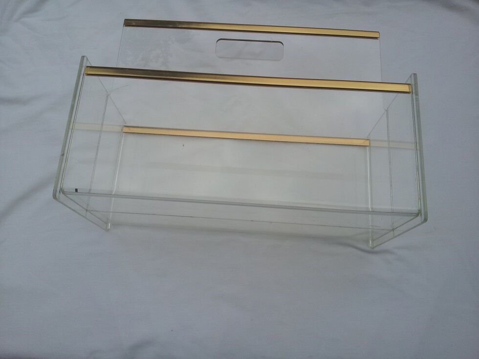 Porte-revues en plexiglas