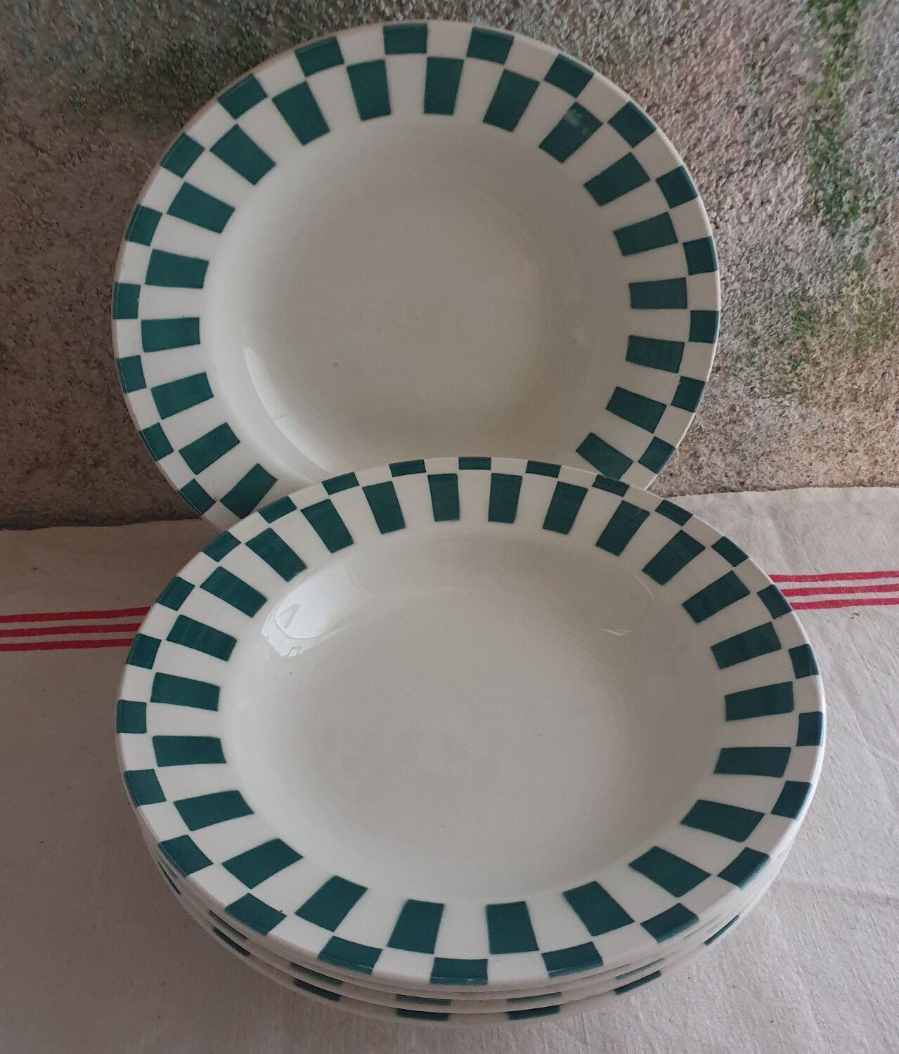 Suite de 5 plates Digoin checkerboard pattern