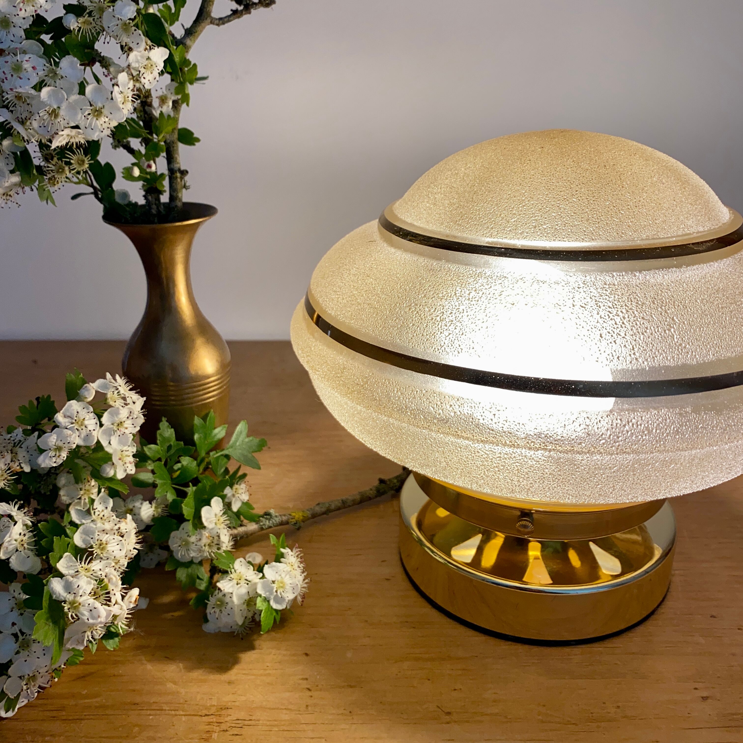 Lampe à poser globe vintage art déco en verre jaune et doré
