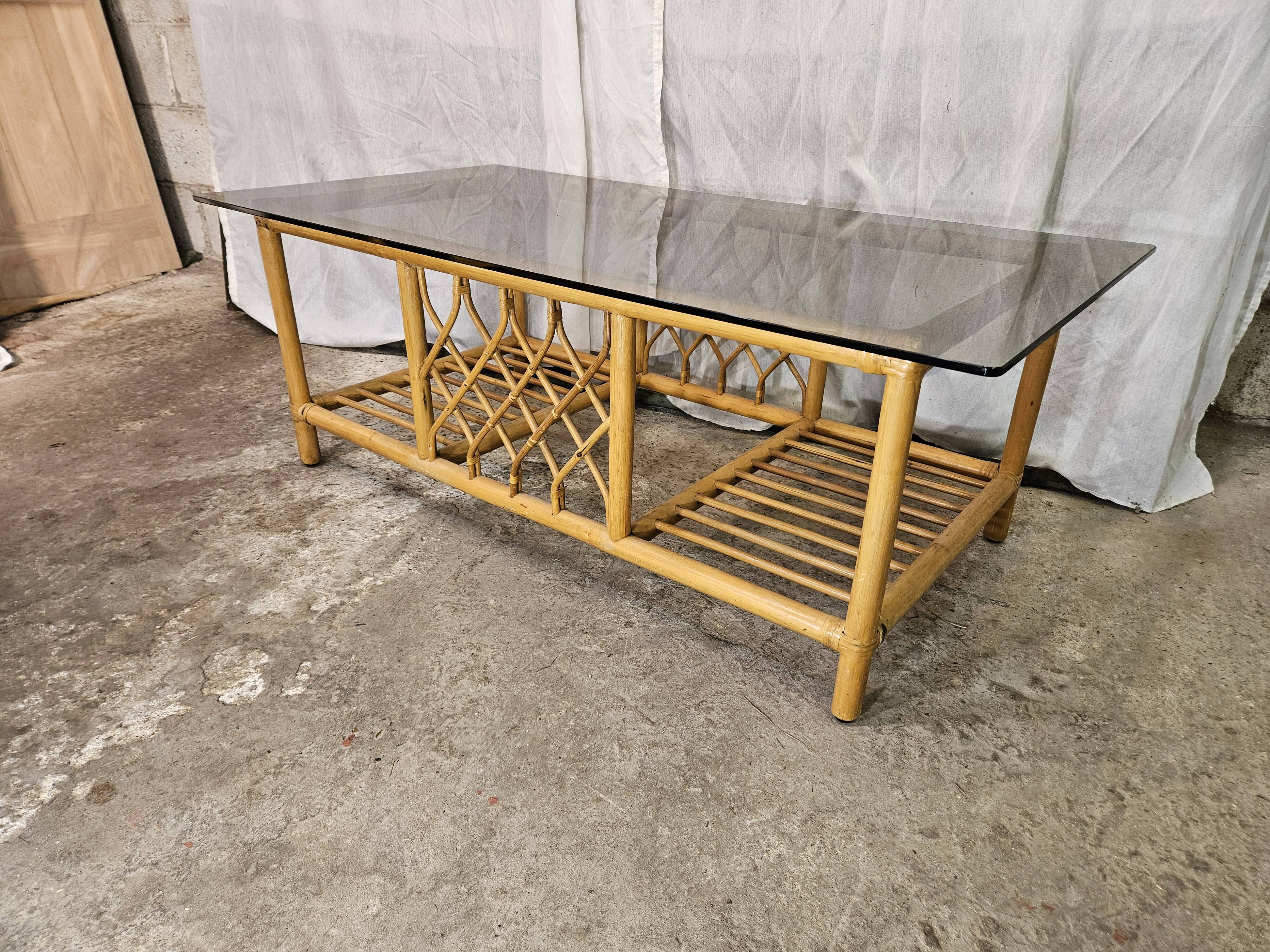 Table basse en rotin dessus verre fumé 1970