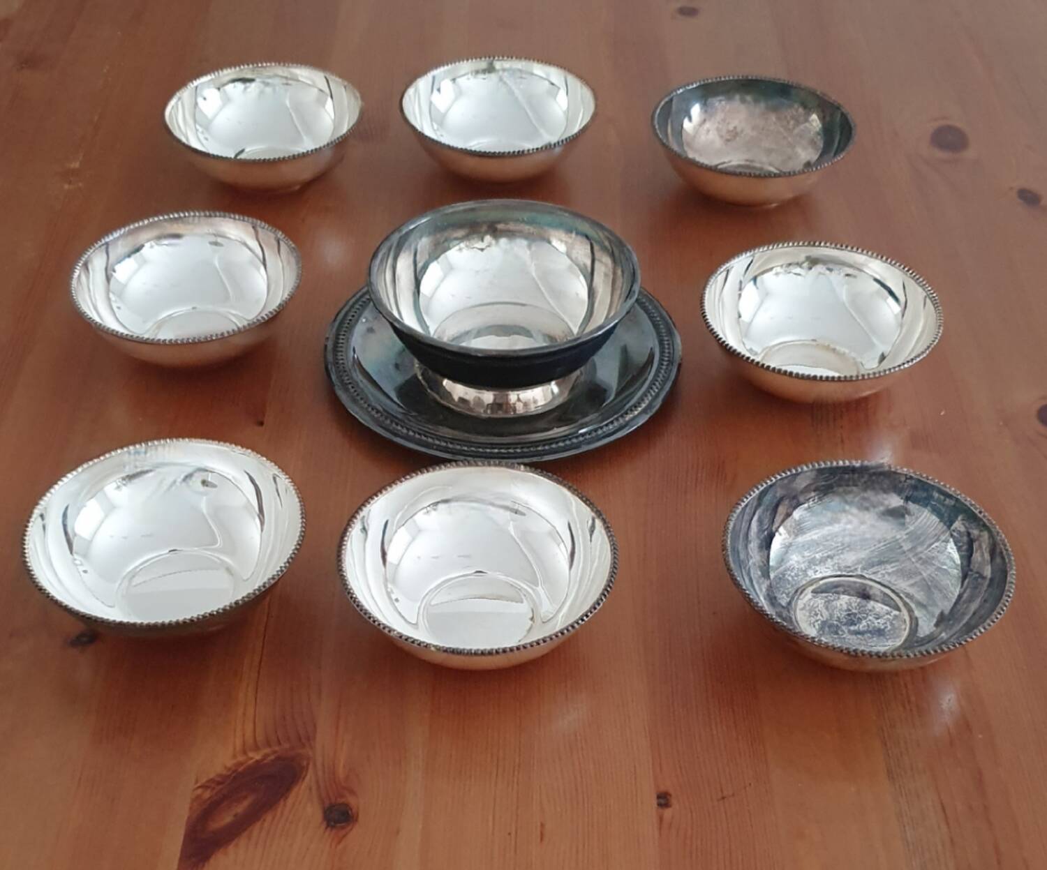 Lot of Saint Médard sauceboat and 8 bowls