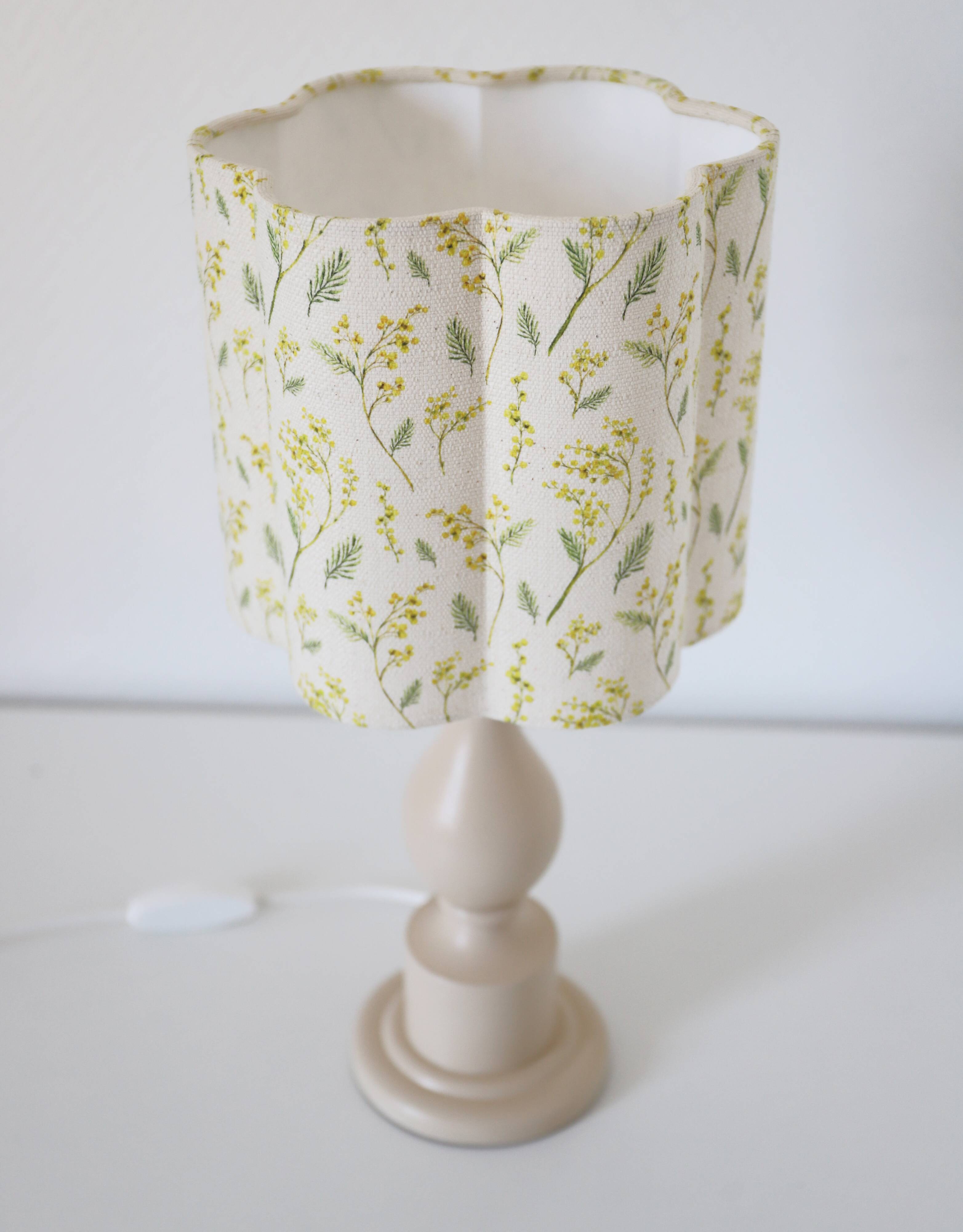 Vintage table lamp, turned wooden base and "mimosa" printed lampshade