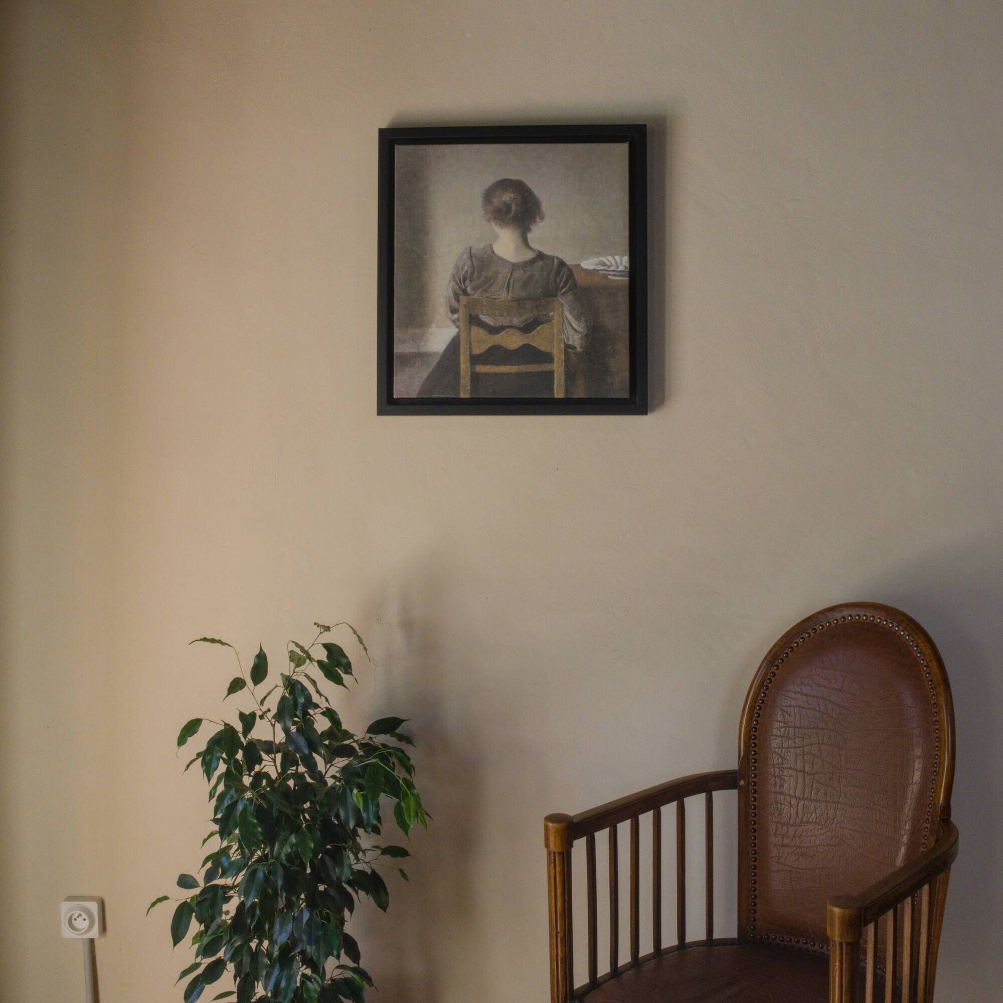 Antique armchair in solid wood and patinated brown leather, early 20th century.
