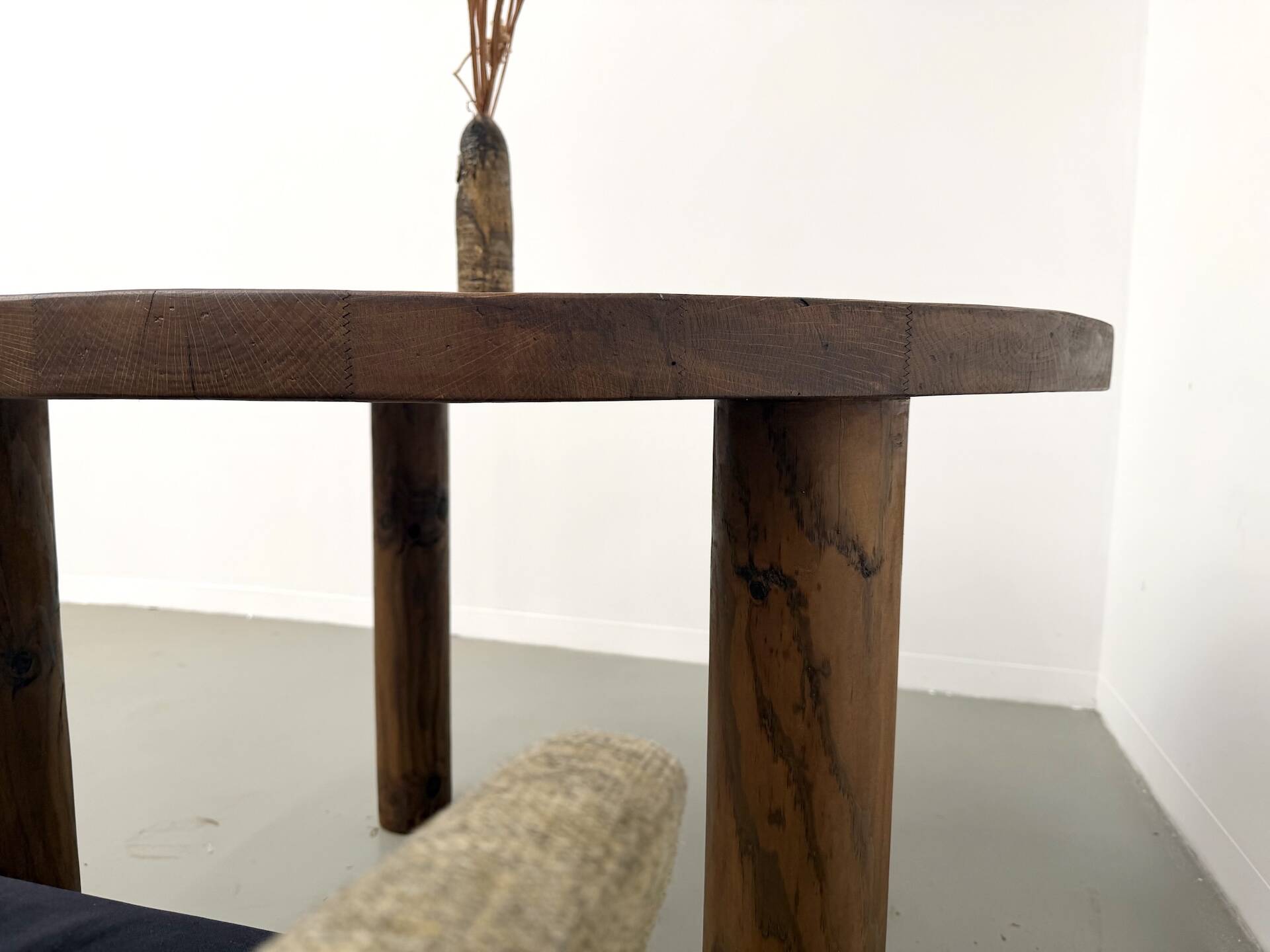 Table ronde moderniste chêne massif, piètement cylindrique pin, DLG Perrian