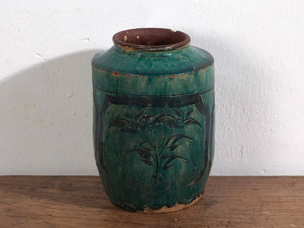 Ancient Chinese vase with plant details (c.1820) #11