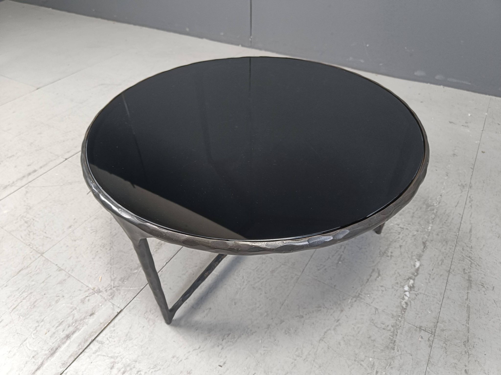 Table basse brutaliste en acier sculpté, années 1970