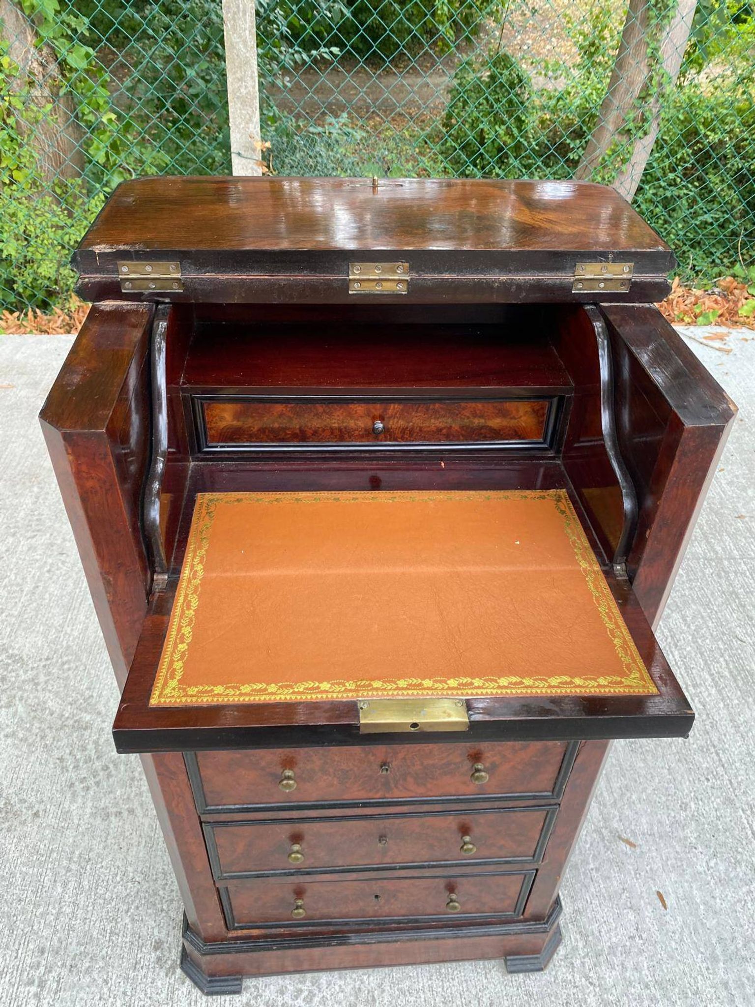 19th-century secretary chiffonnier in walnut burl & gilded leather with brass fittings.