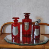Ensemble de flacon pour salle de bain verre rouge et étain mid-century
