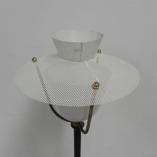 Lampe vintage sur pied avec abat-jour en verre et abat-jour en acier perforé