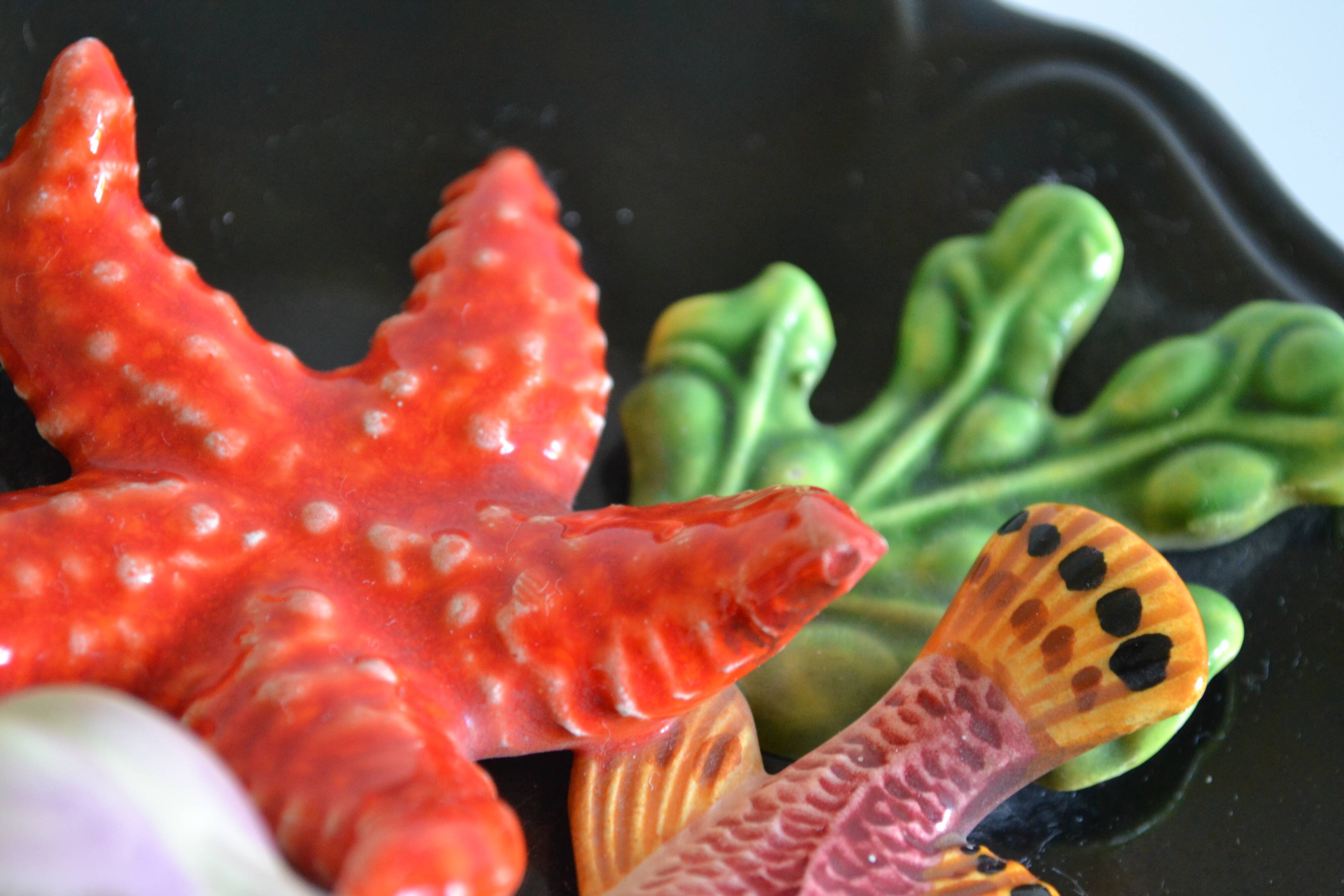 Assiette Vallauris 60's barbotine poisson