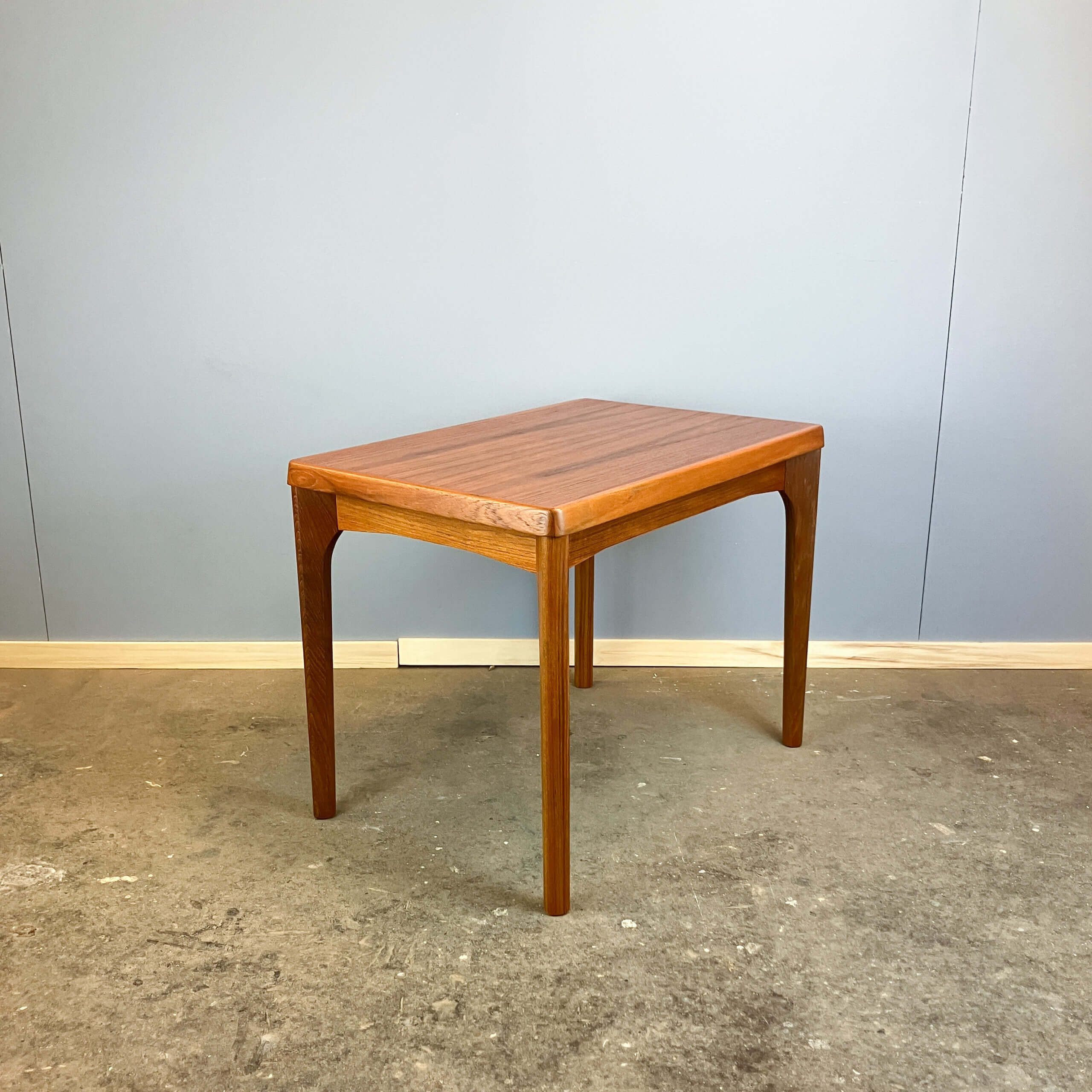Table d'appoint par Henning Kjaernulf pour Vejle Stole- & Møbelfabrik, teck, années 1960.