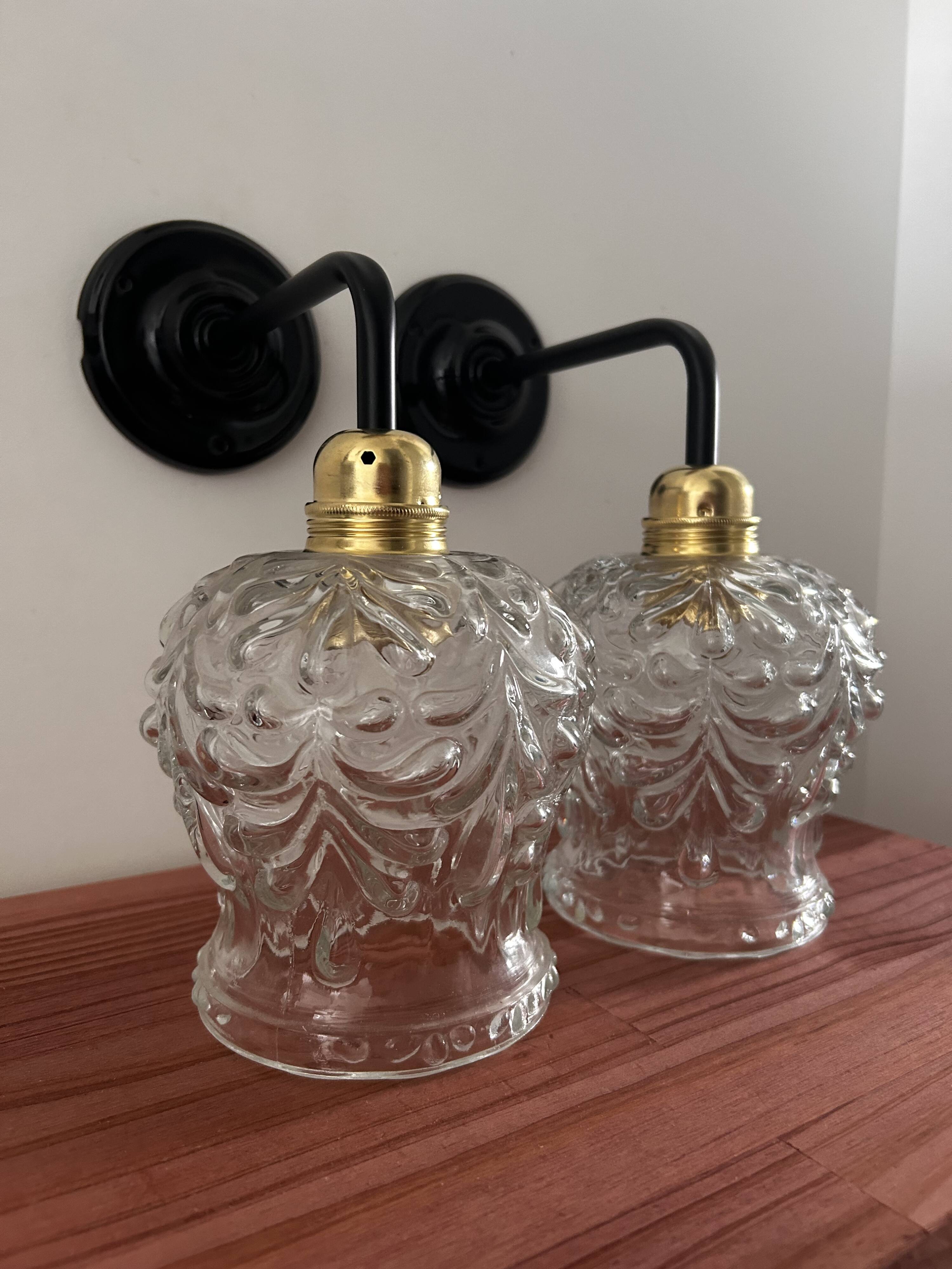Paire d’appliques murales vintage en verre ciselé