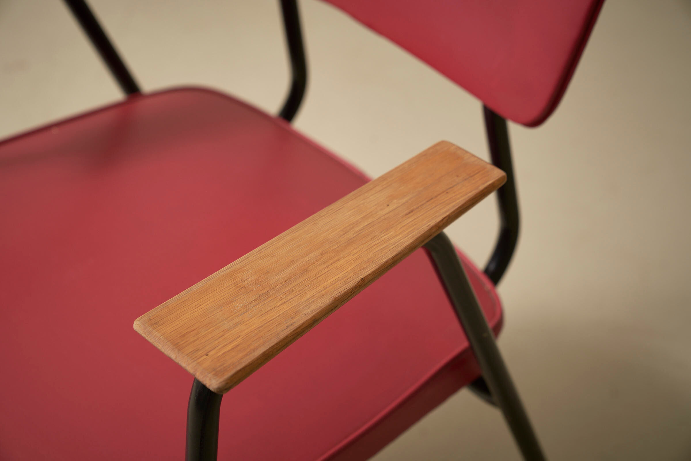 Chaise 'M' en rose foncé par Pierre Guariche pour Meurop