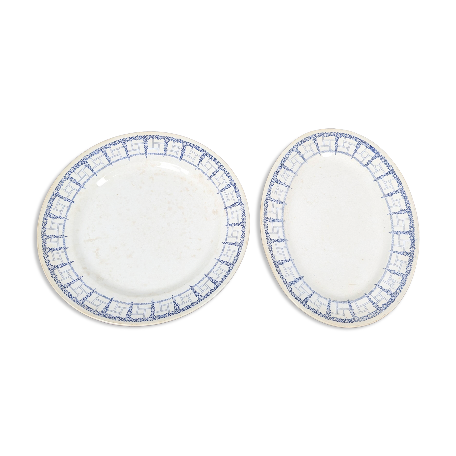 Paire de plats en faïence des Nouvelles Galeries, modèle Marly