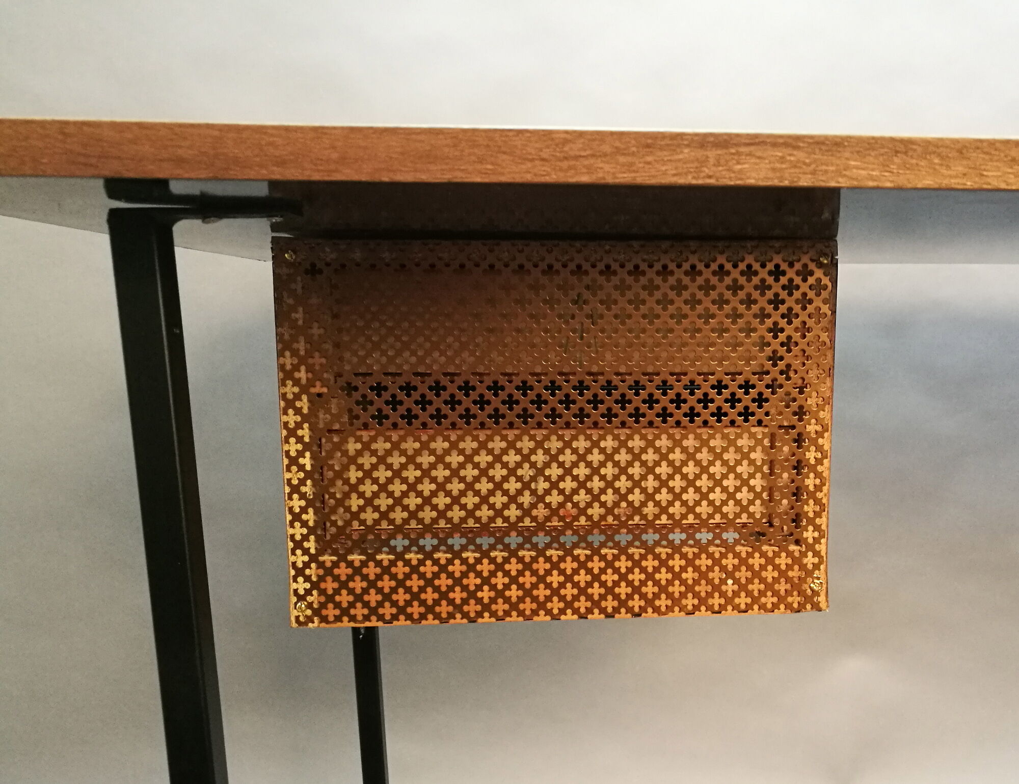 Bureau des années 50/60 en formica noir, acajou, doré