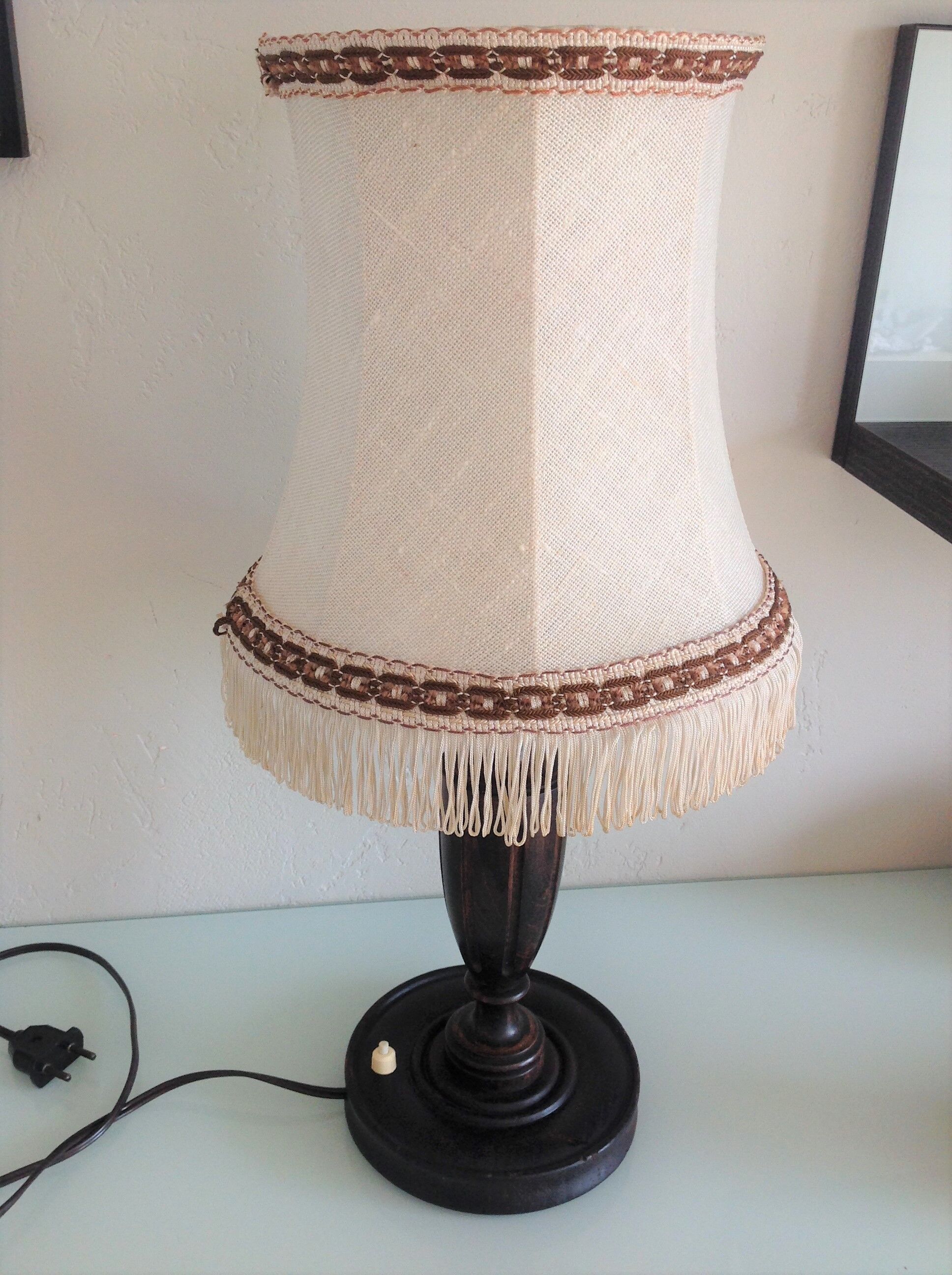 Lampe en bois tourné et abat en tissu beige style art déco / années 40-50