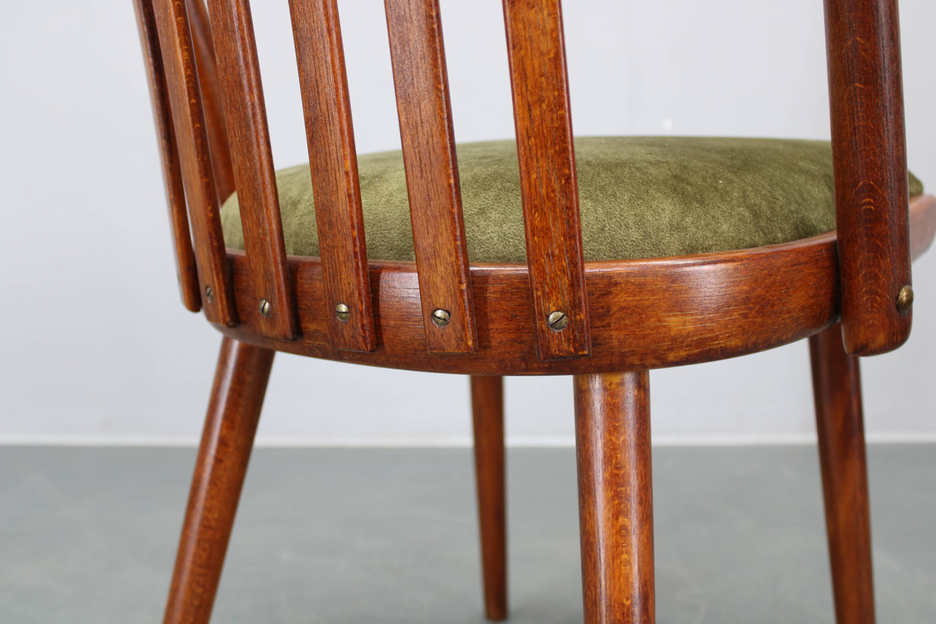 Ensemble de quatre chaises de salle à manger Šuman en hêtre, style milieu du siècle, datant des années 1960, avec revêtement restauré.