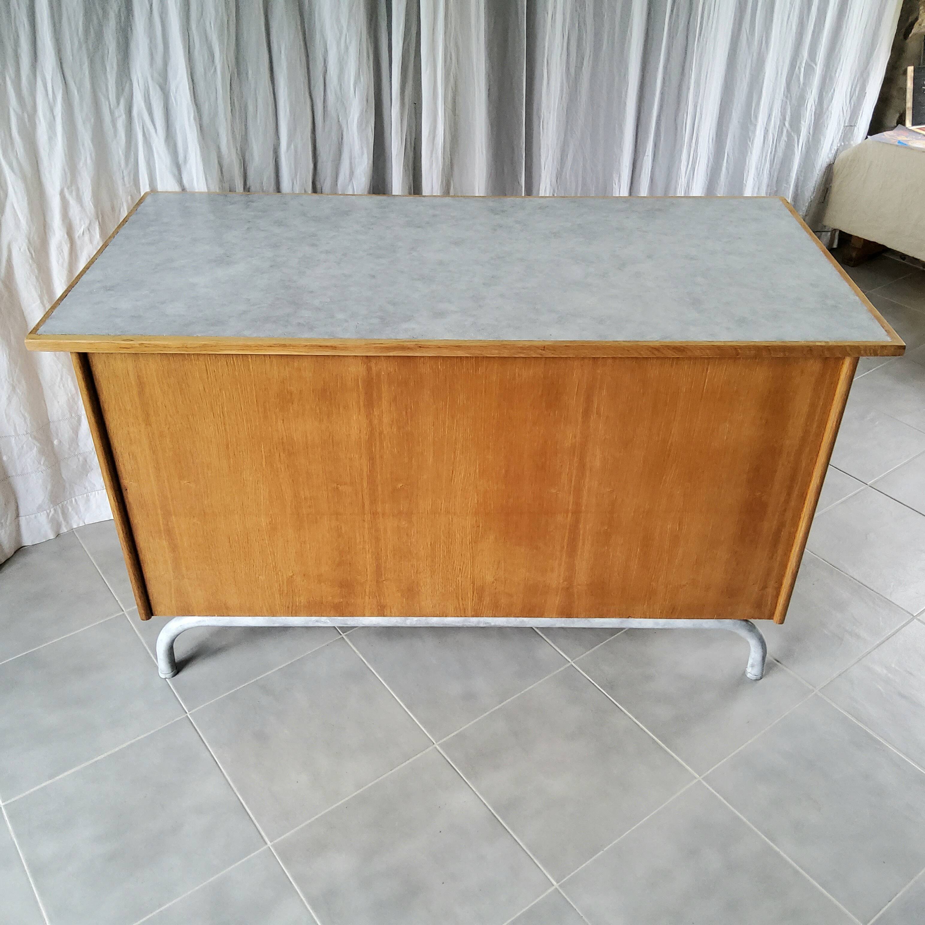 Bureau de maître d’école des années 50