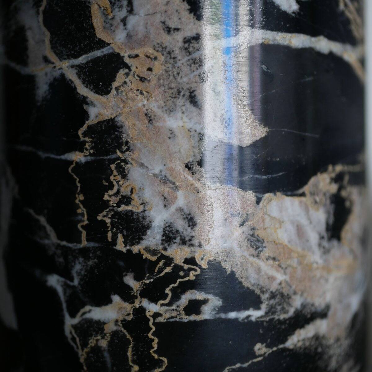 Vase en marbre Portoro noir et doré par Angelo Mangiarotti pour Skipper, années 70.