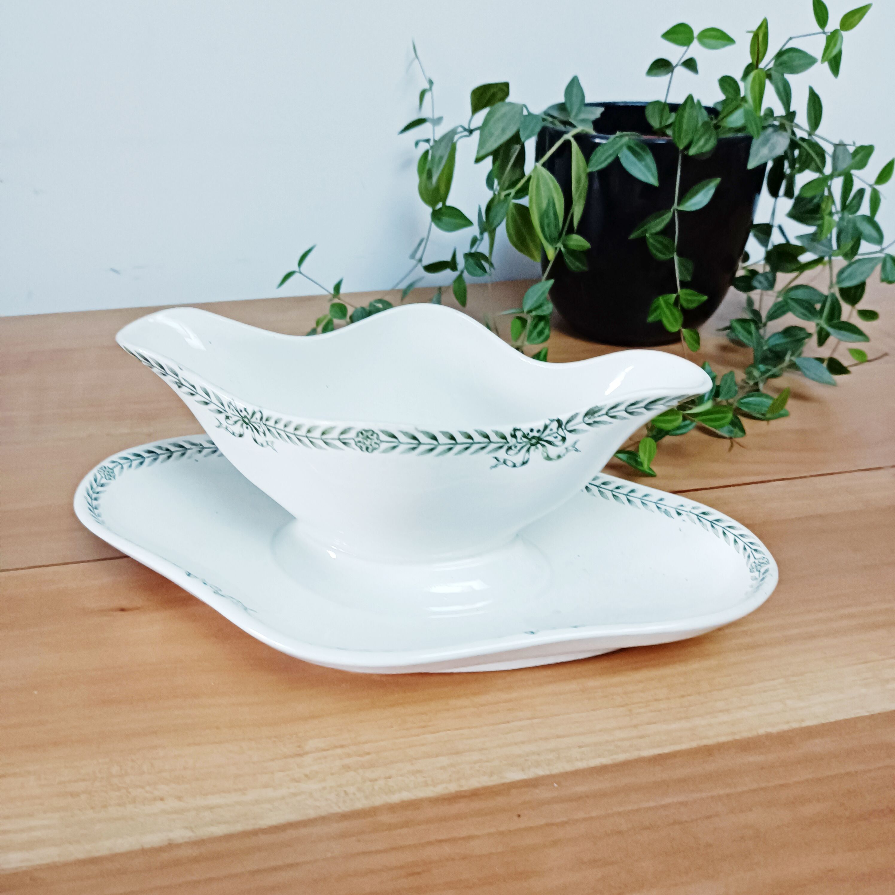 Iron earth sauce boat Amandinoise Victoire Company