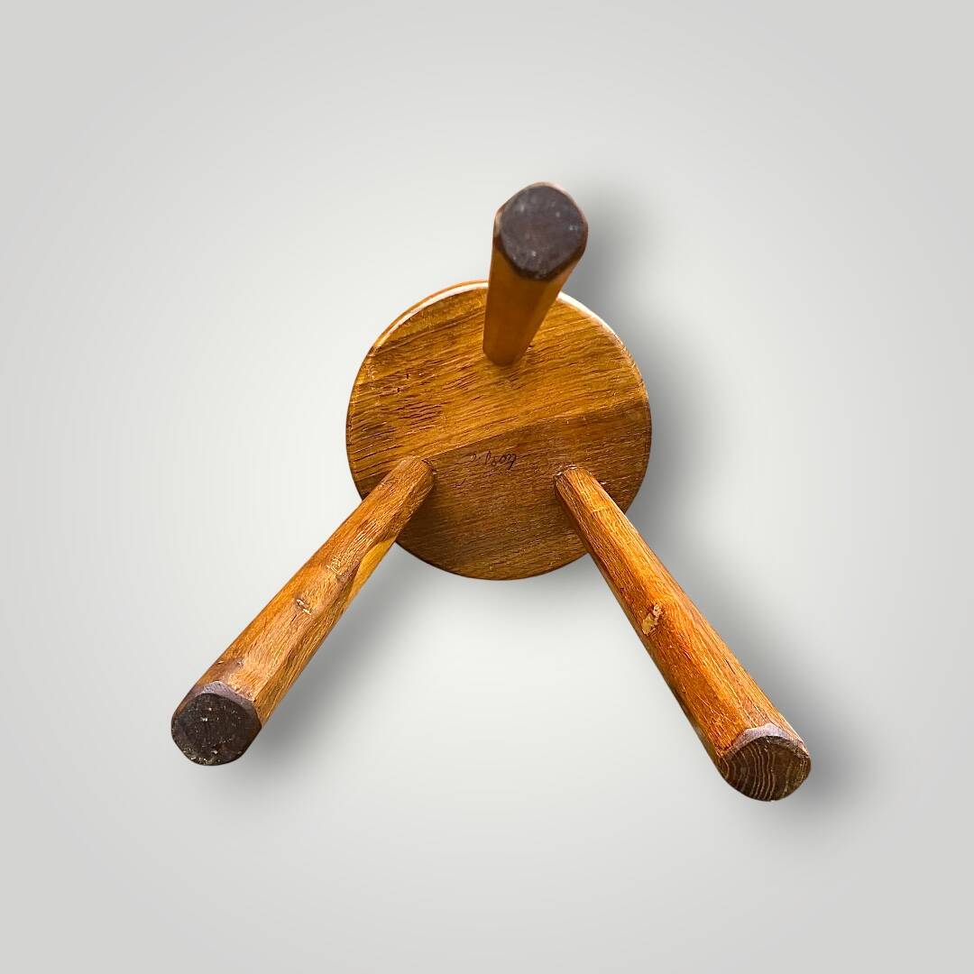 Tabouret tripode brutaliste en bois massif signé Gilson –  années 50