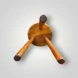 Tabouret tripode brutaliste en bois massif signé Gilson –  années 50