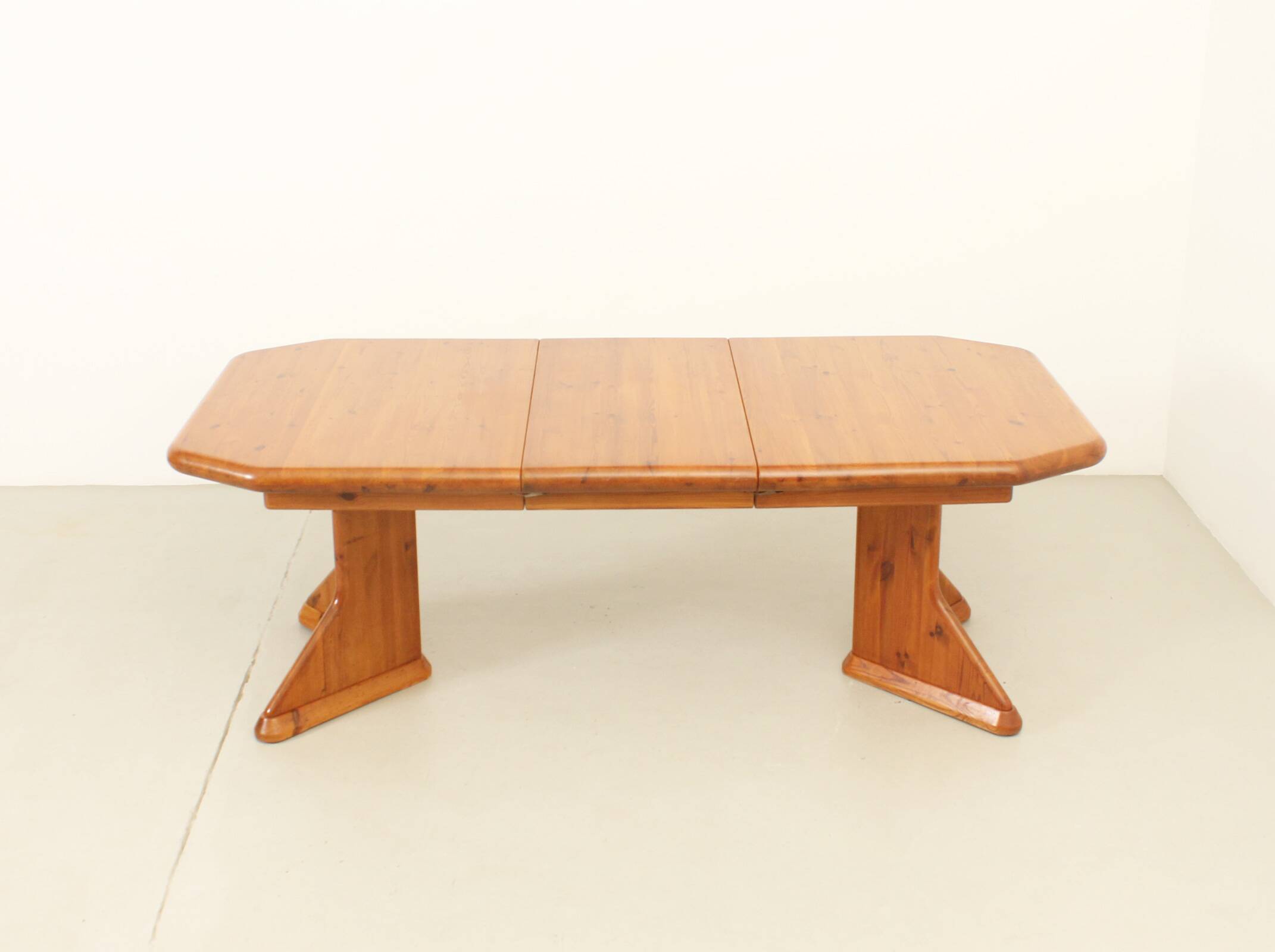 Large extendable Danish dining table in solid pine, 1970s.