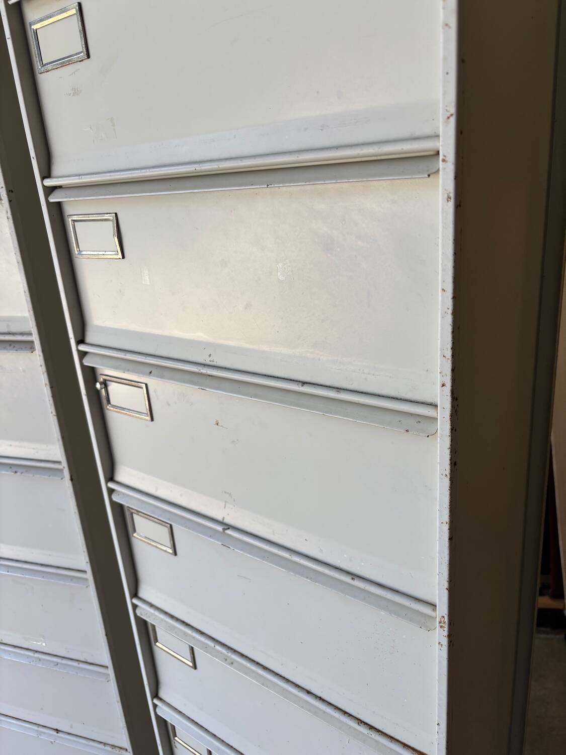 Casiers métalliques à clapets