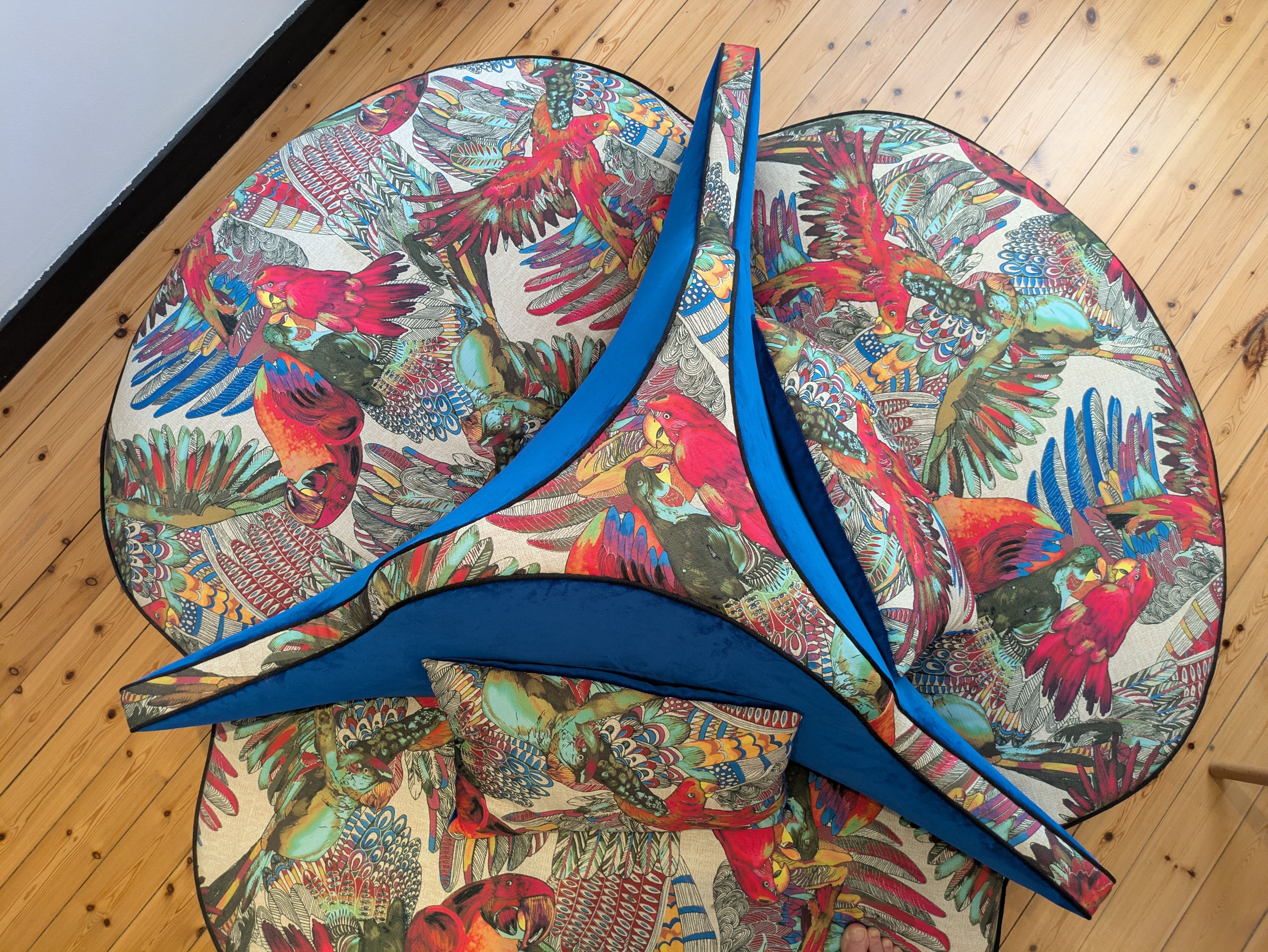 Round conversation sofa – blue velvet & parrot fabric – 140 cm