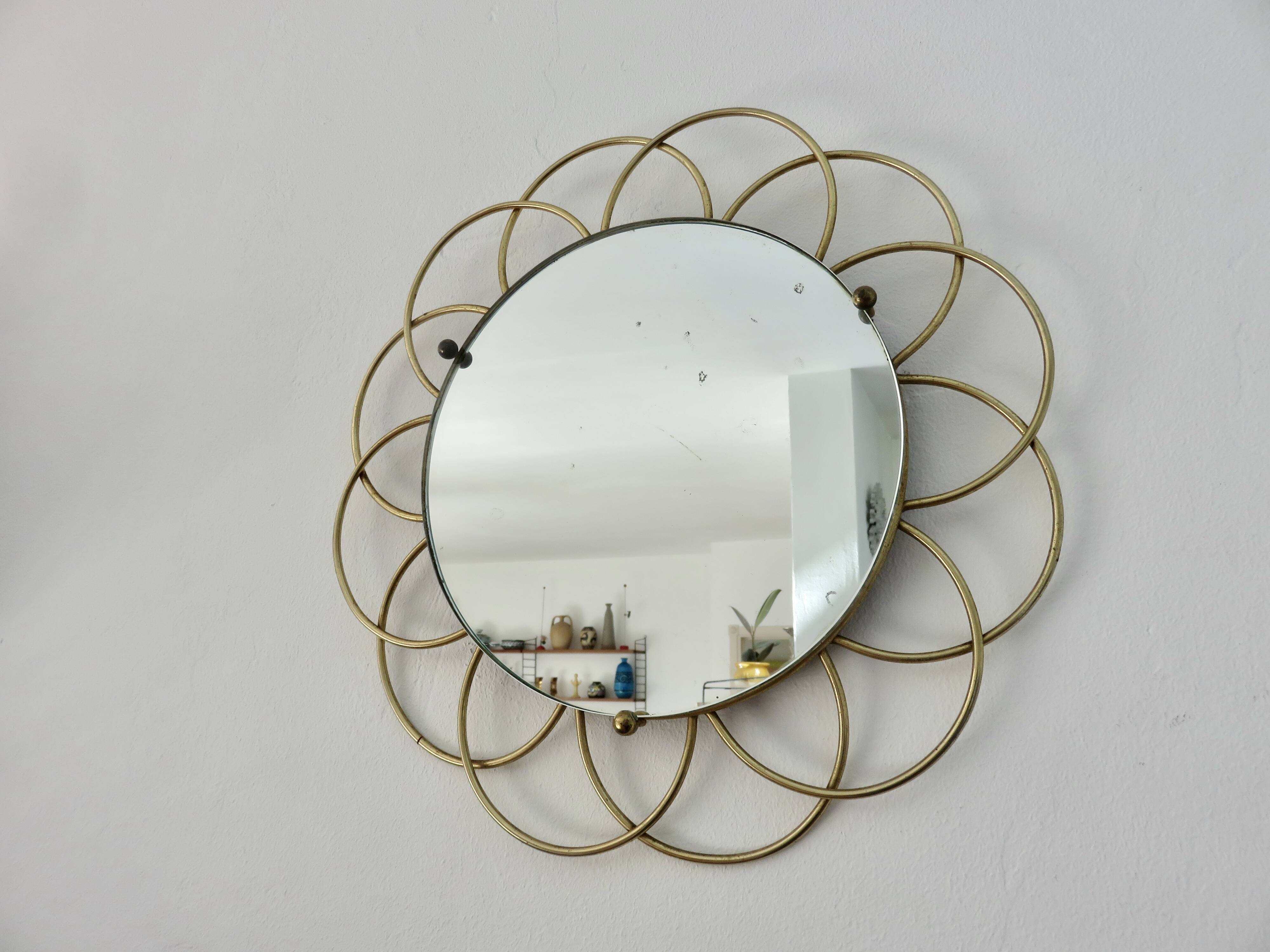 Miroir soleil " fleur " en métal doré années 60