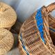 Panier en osier avec anse et scoubidou bleu