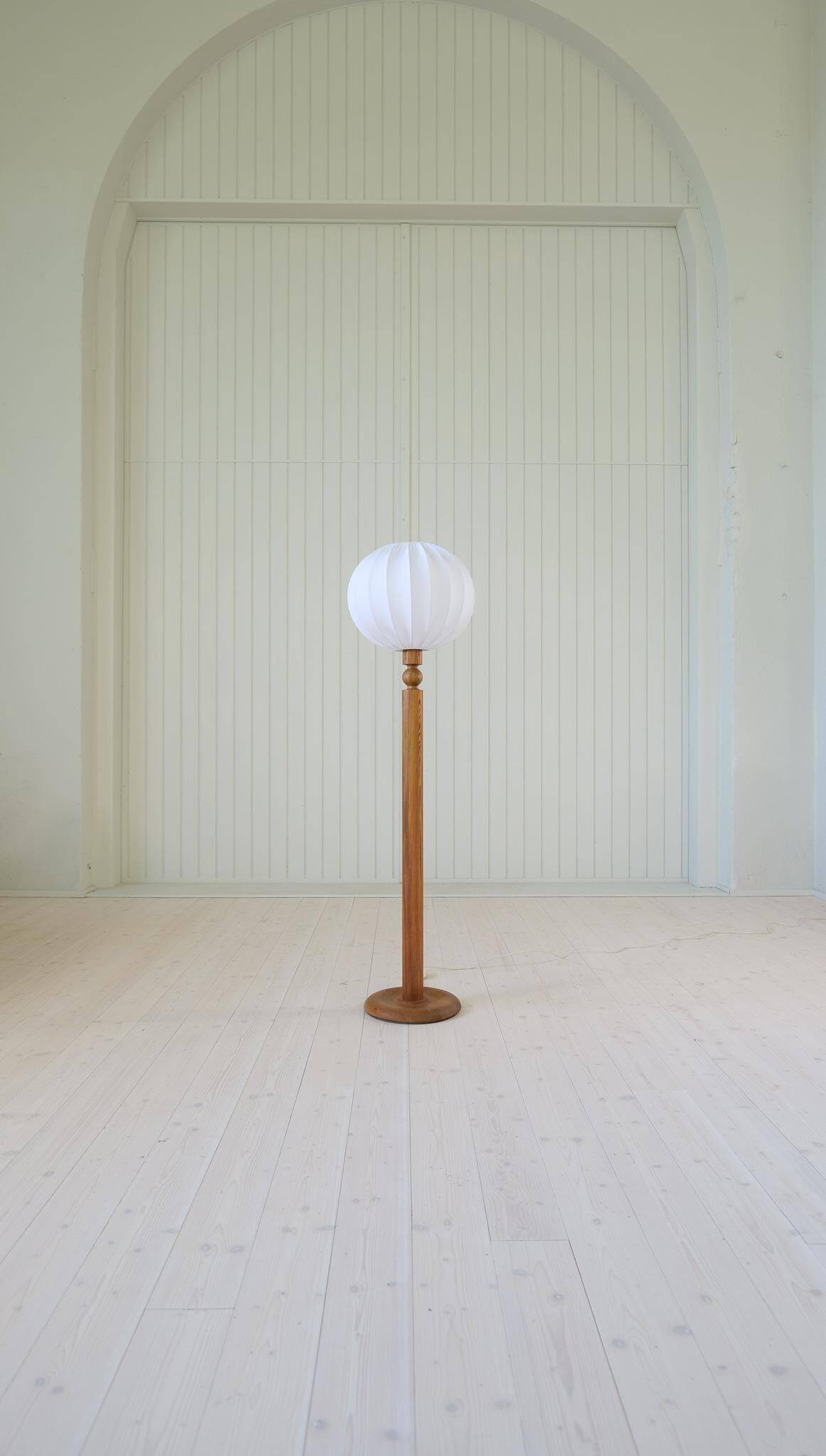 Modern sculptural Scandinavian floor lamp in pine by Uno Kristiansson, Sweden, 1970s.