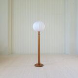 Modern sculptural Scandinavian floor lamp in pine by Uno Kristiansson, Sweden, 1970s.