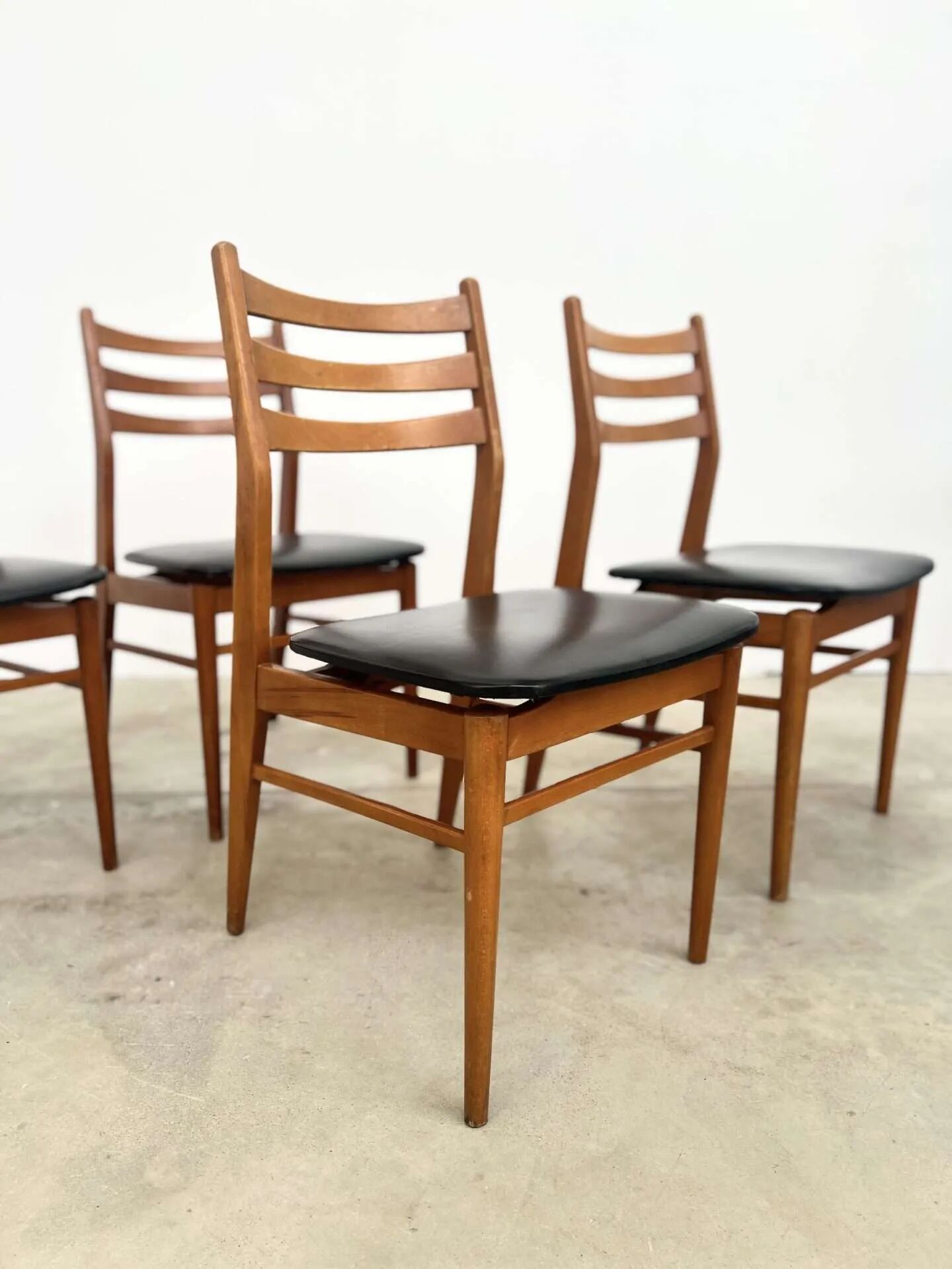 Lot de 4 chaises scandinaves hêtre et skai 60s