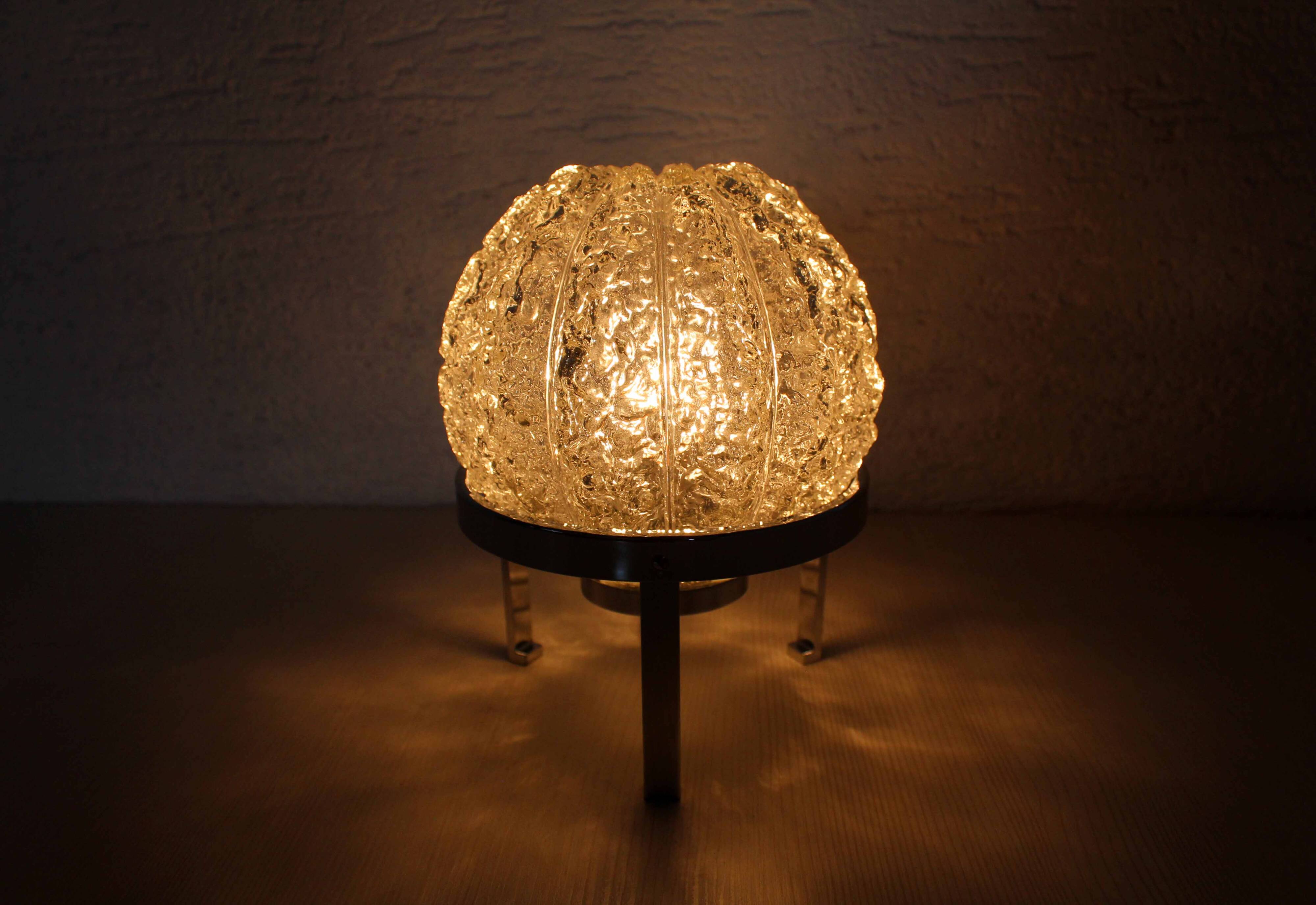 Lampe à poser en verre sur socle argenté