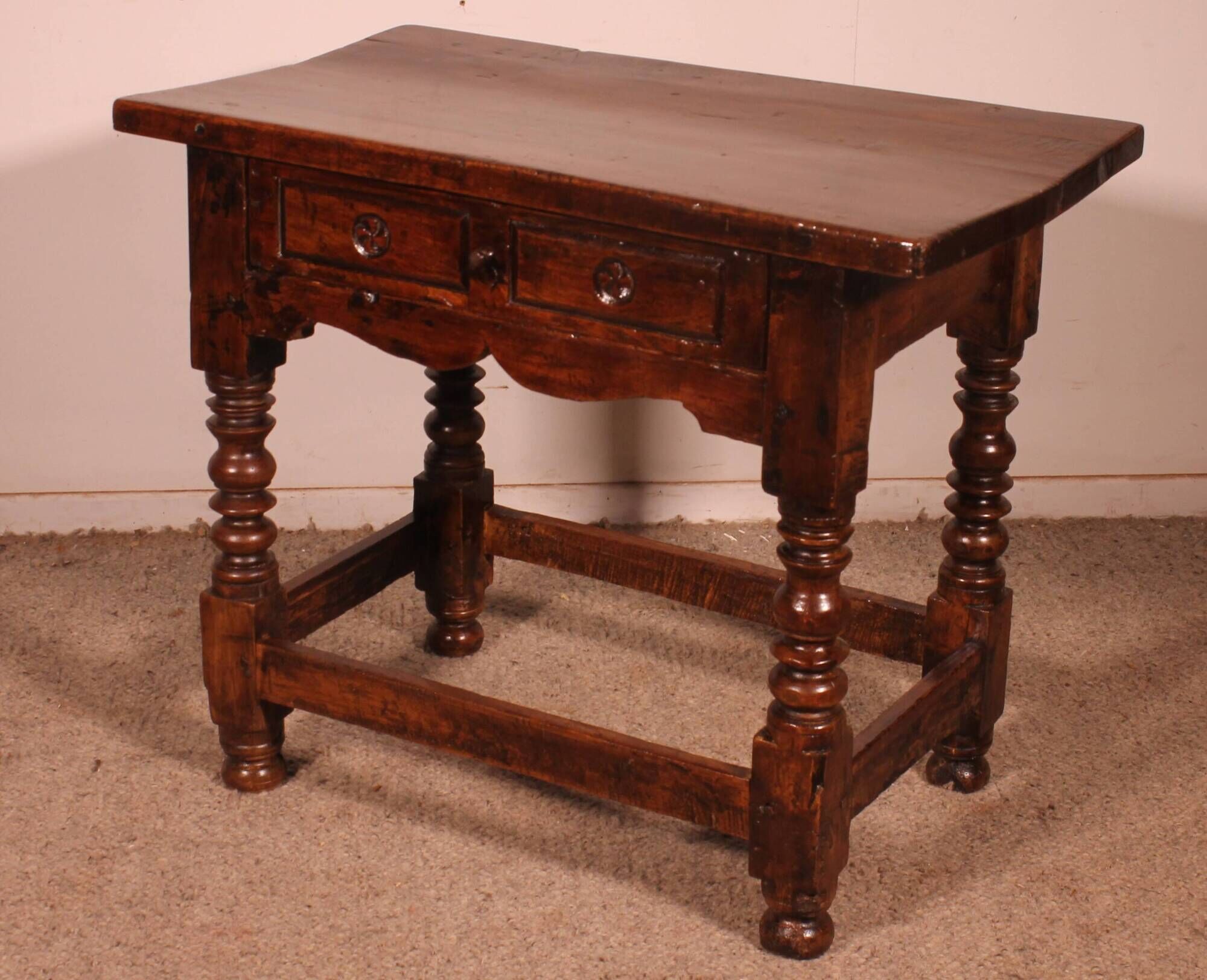 Spanish table from the 17th century in walnut.