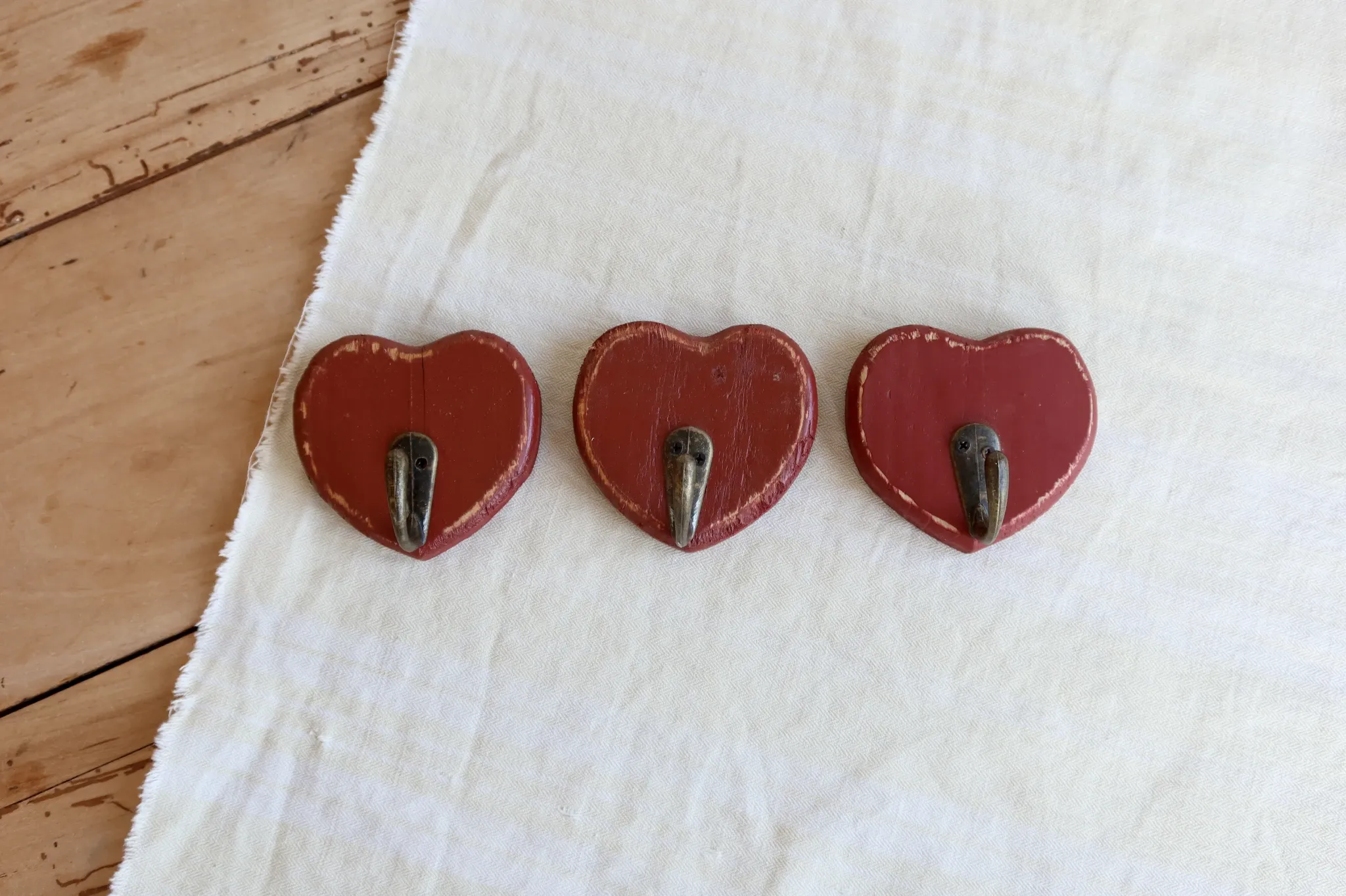 3 vintage heart-shaped wall hooks - Red painted wood and hook