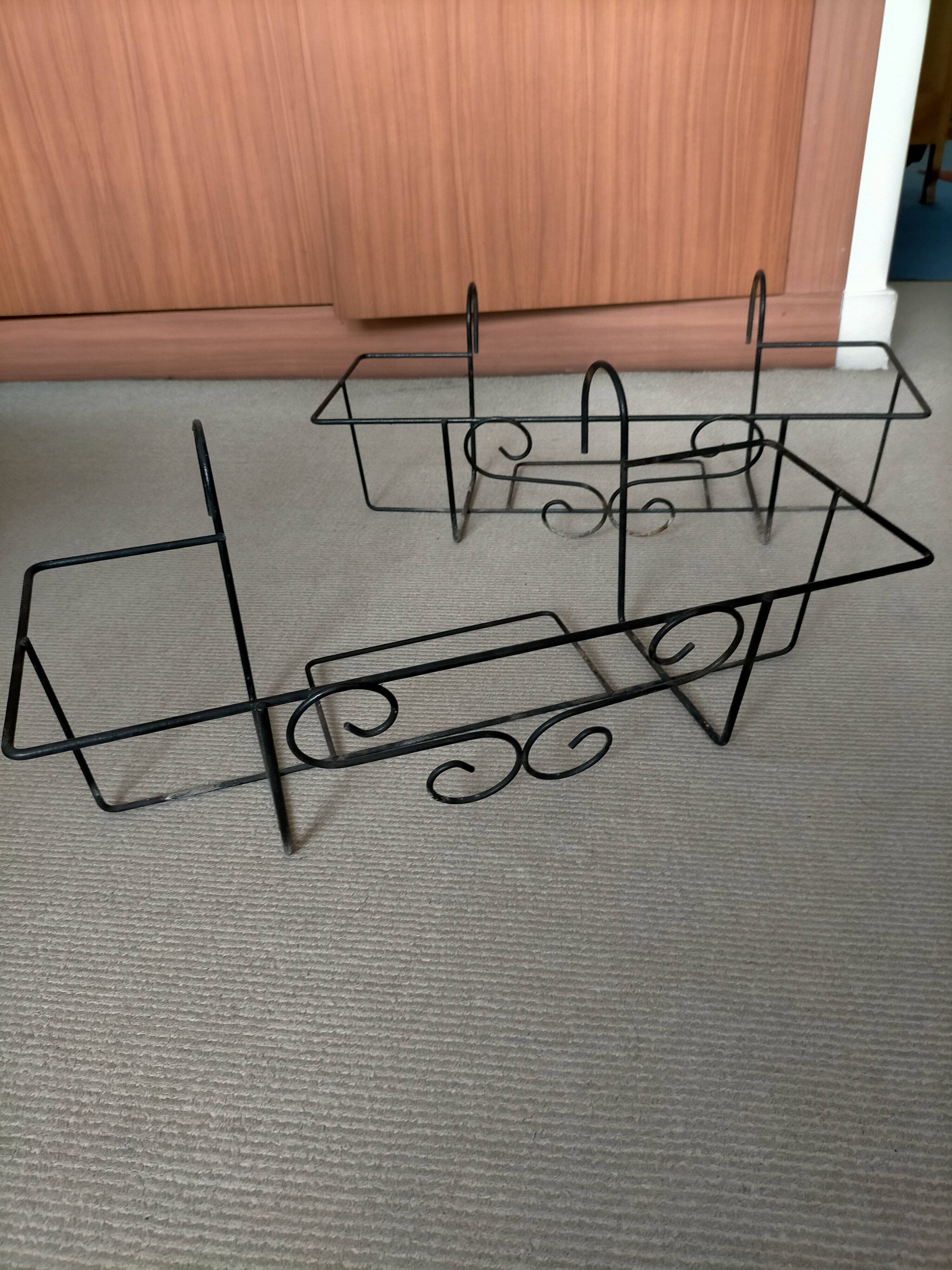 Set of two iron planters