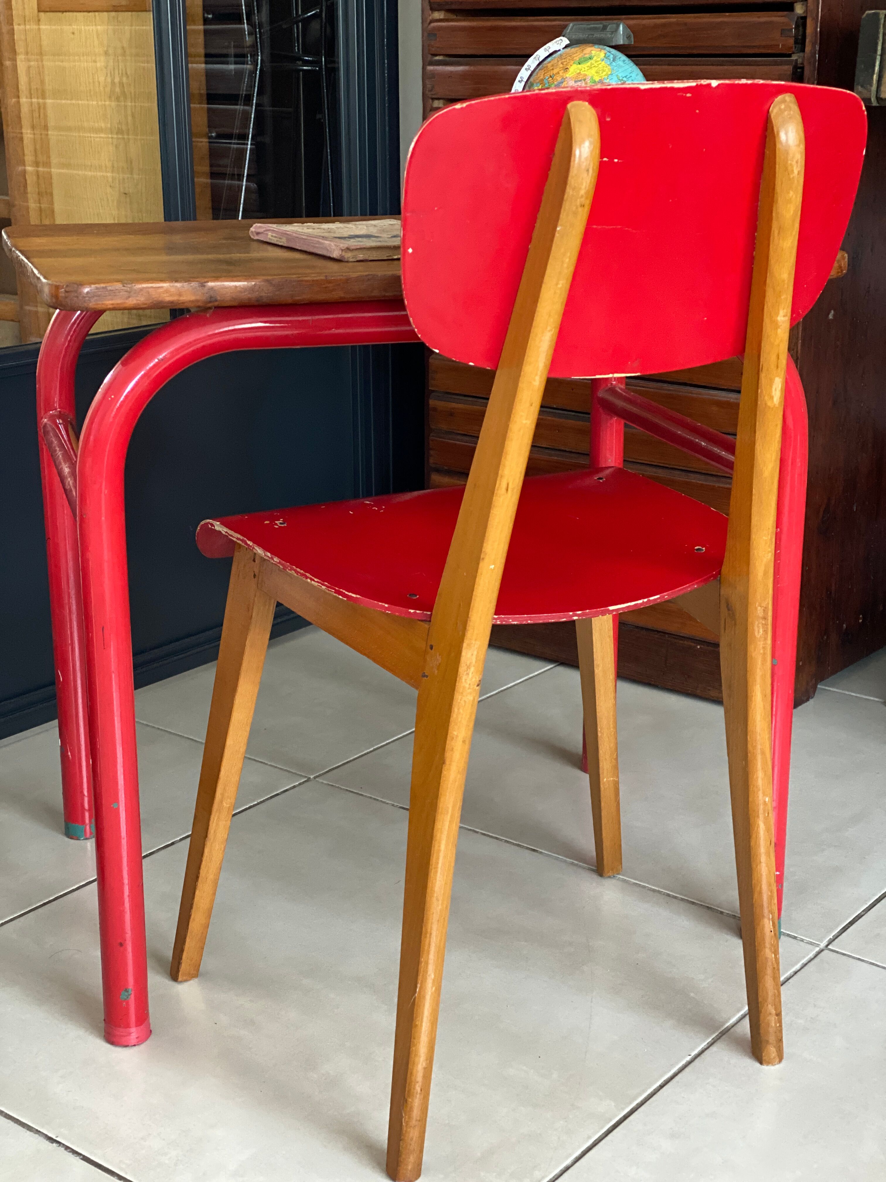 Ensemble bureau et chaise d’écolier