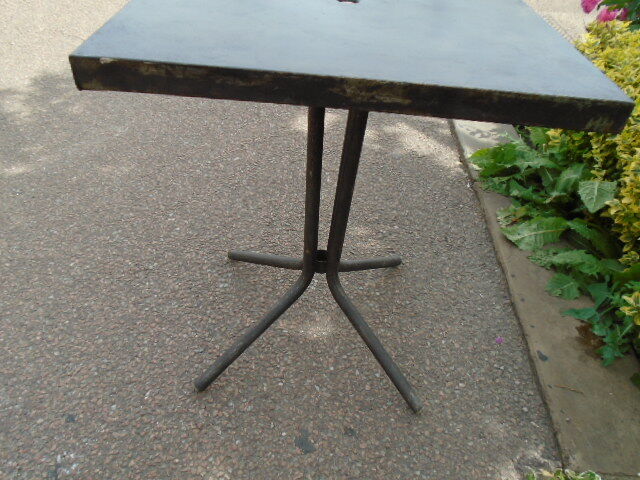 Table bistrot métal décapé Tolix 60 cm x 60 cm