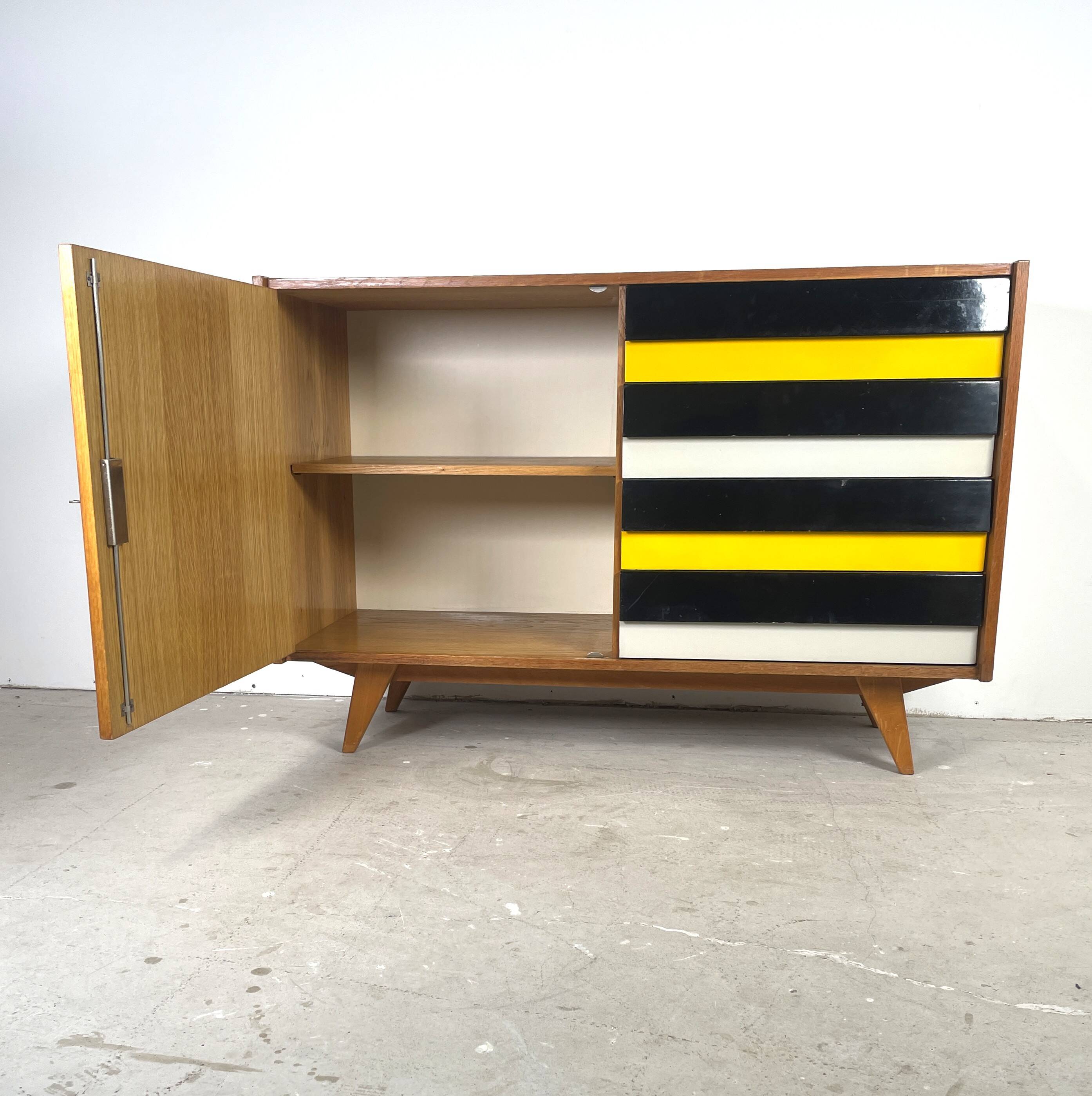 Buffet U458 de Jiří Jiroutek, tiroirs colorés