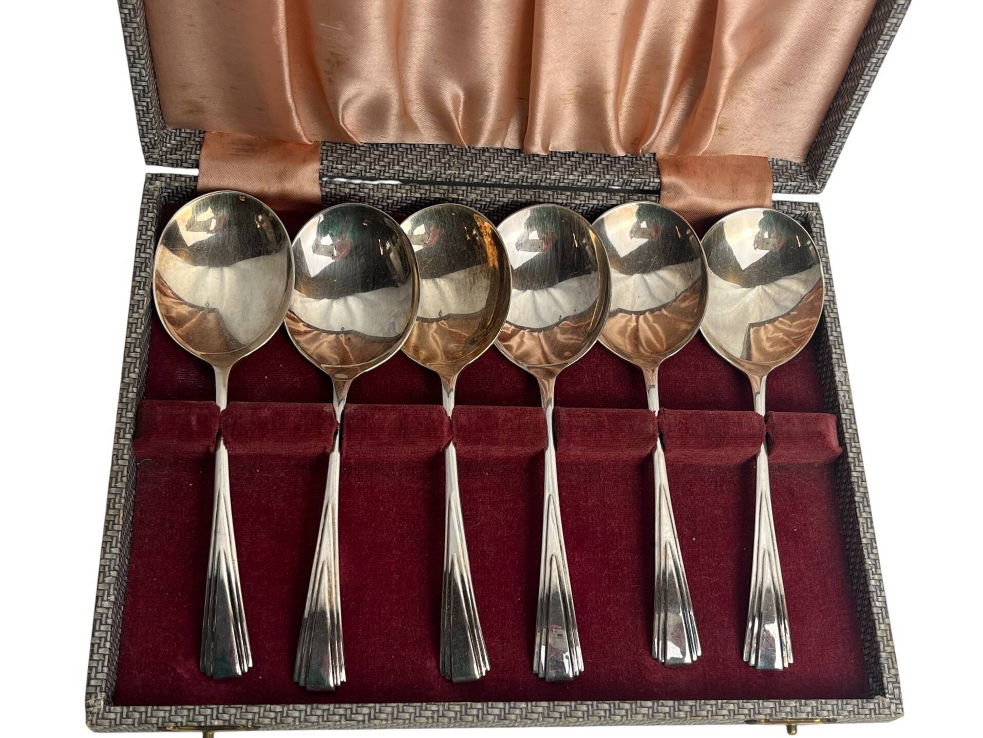 Art de la table, six cuillères à glace métal argenté anglais vers 1930
