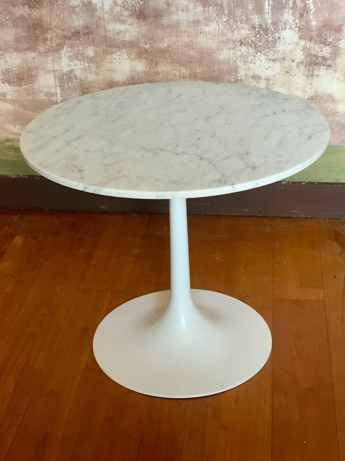 Carrara marble pedestal table