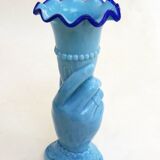 Vase Main Cornet opaline