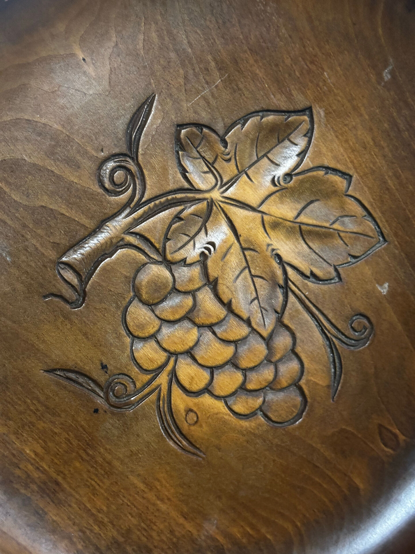 Corbeille en bois sculpté à décor de grappes de raisins – Années 60