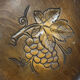 Corbeille en bois sculpté à décor de grappes de raisins – Années 60