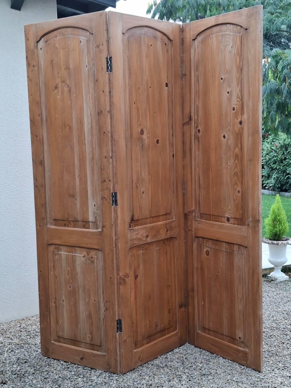 Wooden screen with 3 panels - 2 panels with stripes and perfect hinges.
